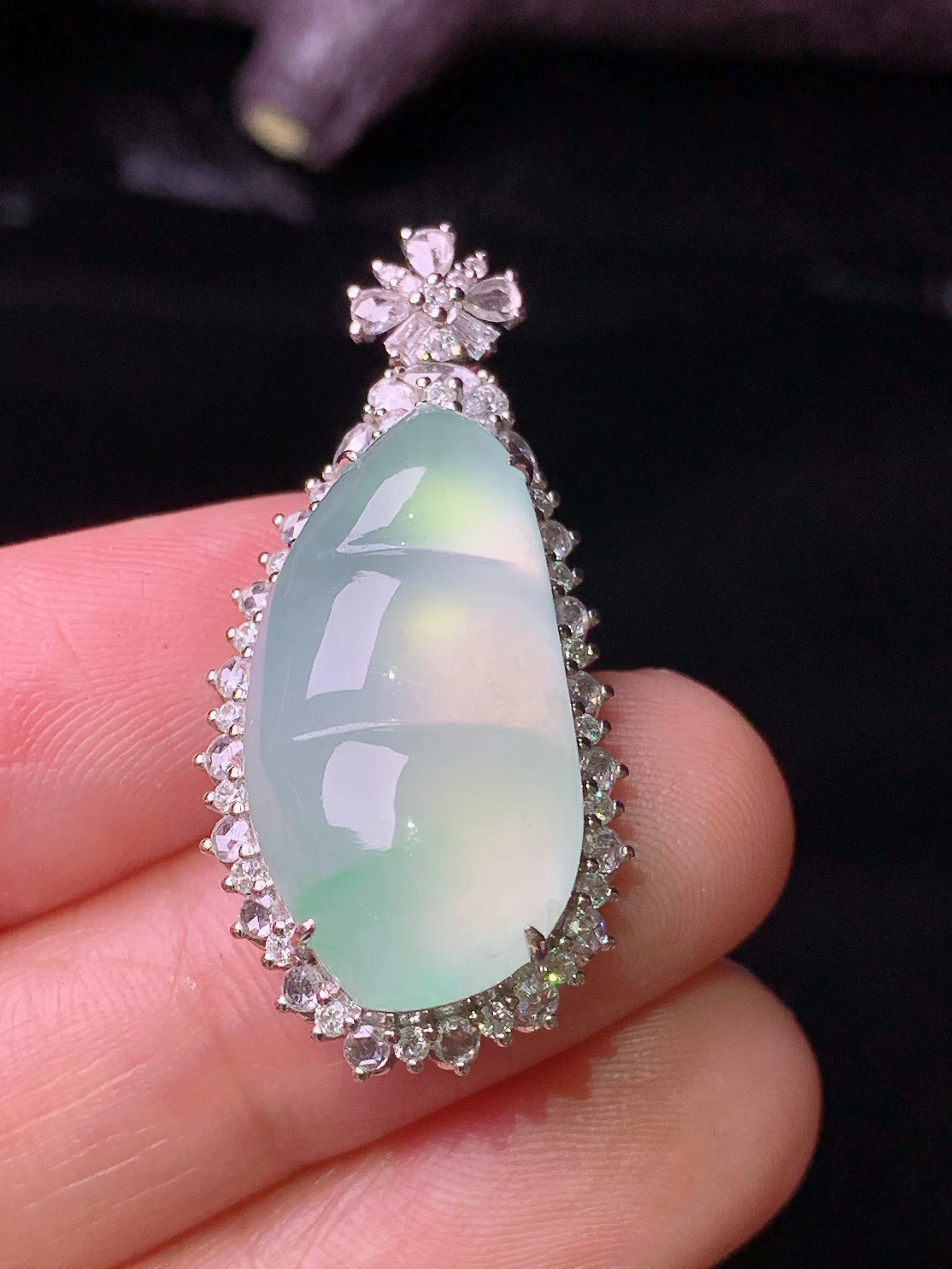 18k金钻镶嵌冰种飘绿四季豆吊坠 玉质细腻 色泽清新艳丽 整体尺寸34*16.2*11.2