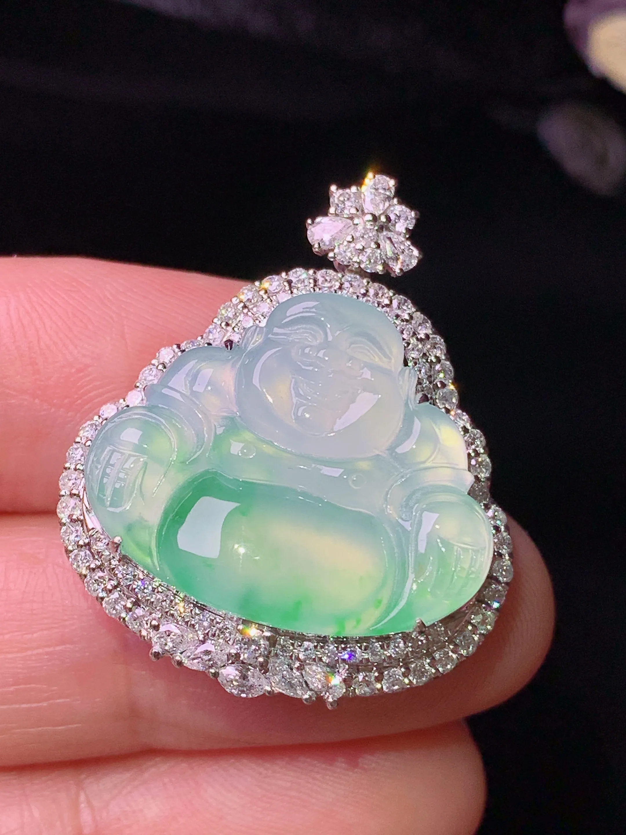 18k金钻镶嵌冰种飘绿佛公吊坠 玉质细腻 色泽清新艳丽 整体尺寸30*24.5*10