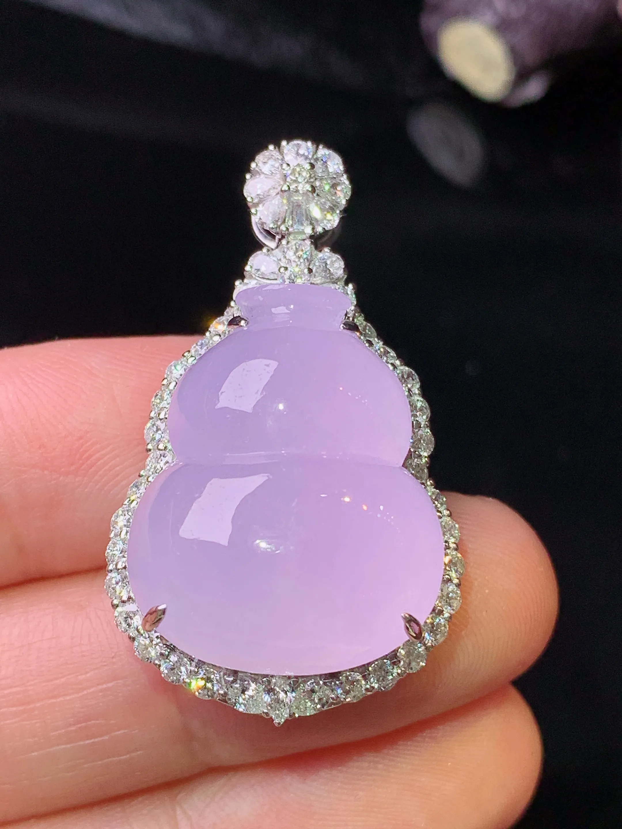 18k金钻镶嵌冰淡粉葫芦吊坠 玉质细腻 色泽清新艳丽 整体尺寸35.7*20.7*14