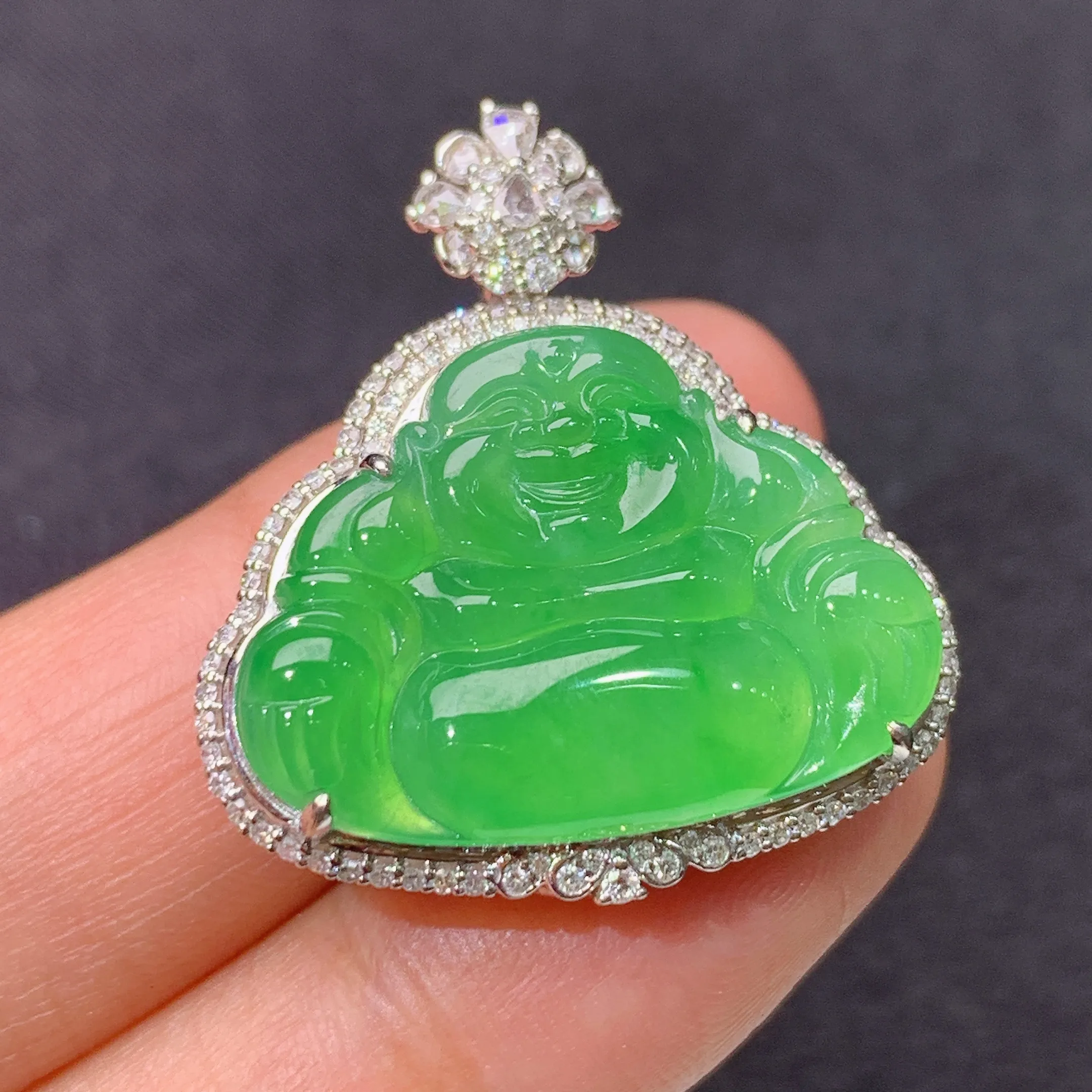冰阳绿笑佛吊坠，18k金镶嵌，冰润色阳，品相好，种水足，整体尺寸27.9*26.1*8.9