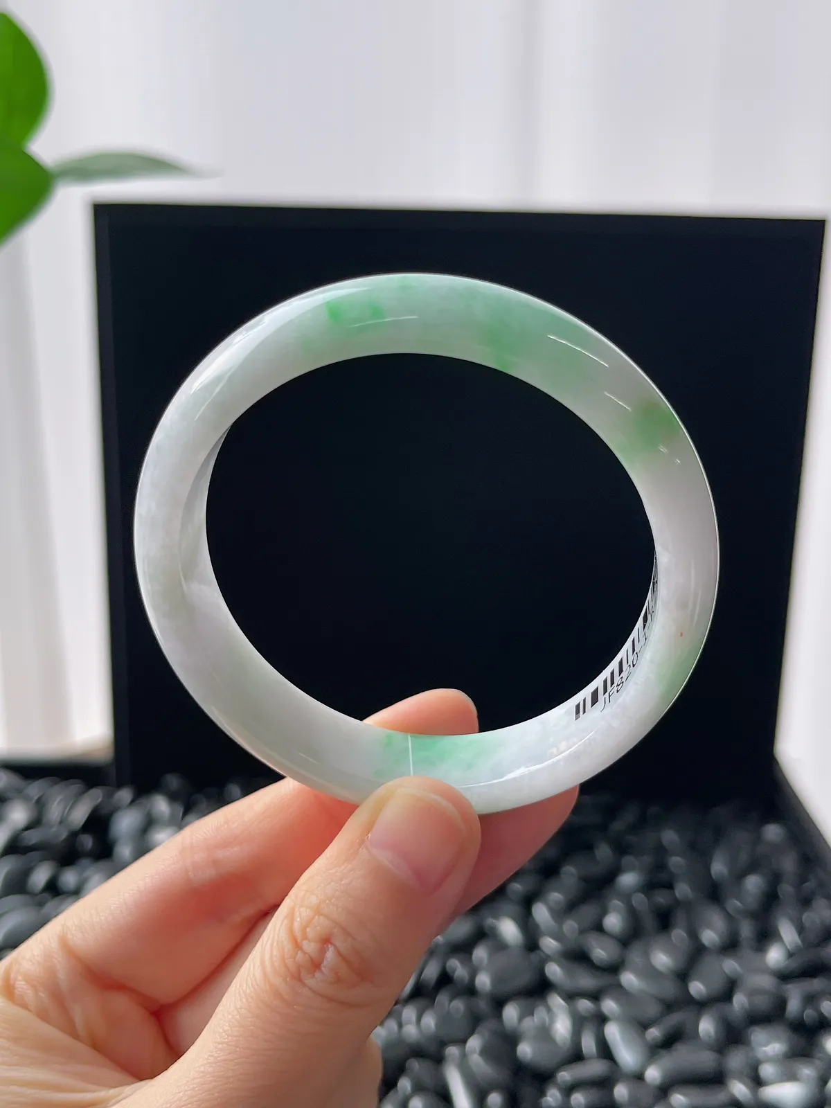 正圈54.4圈口，翡翠糯化种飘绿手镯