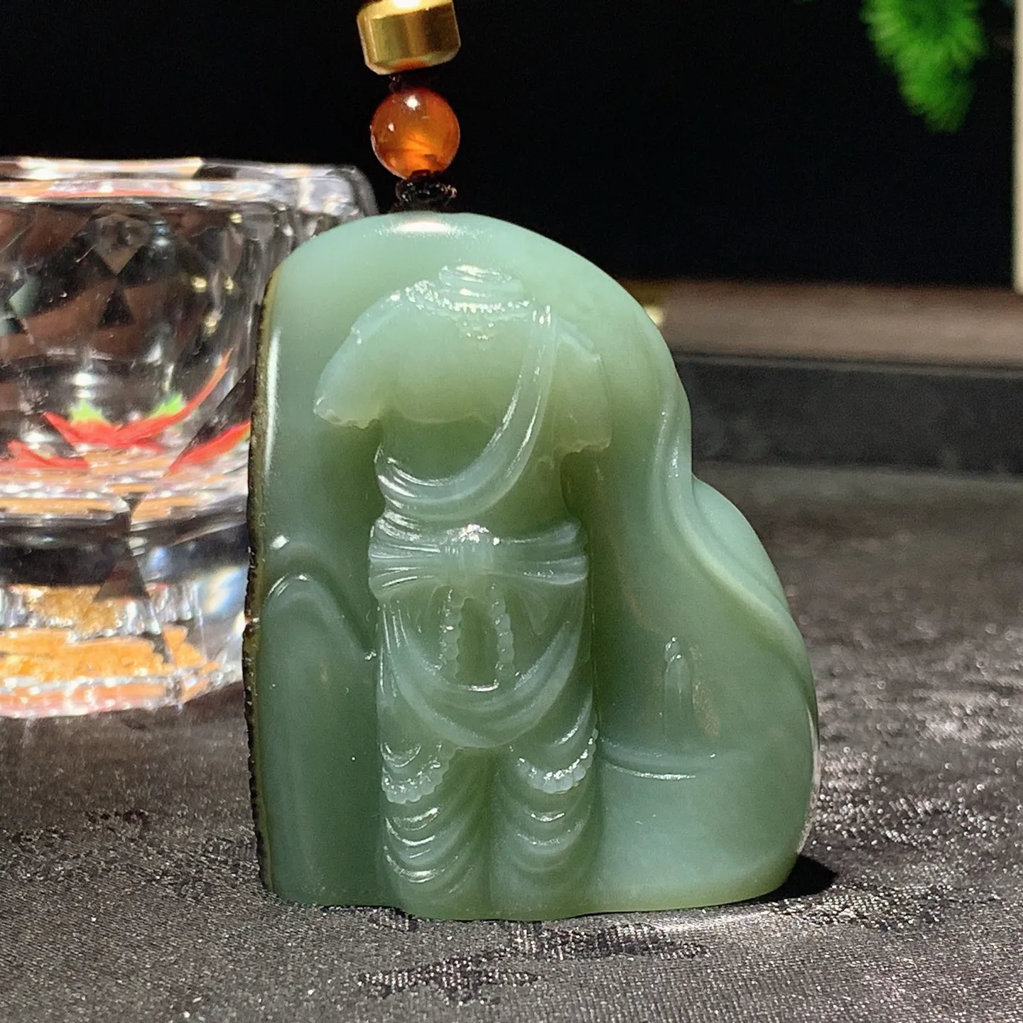 和田玉粉青黑皮碧玉籽料敦煌残影挂件。尺寸48/40/20重66克。玉质细腻油润。手推出油。佩戴高端典