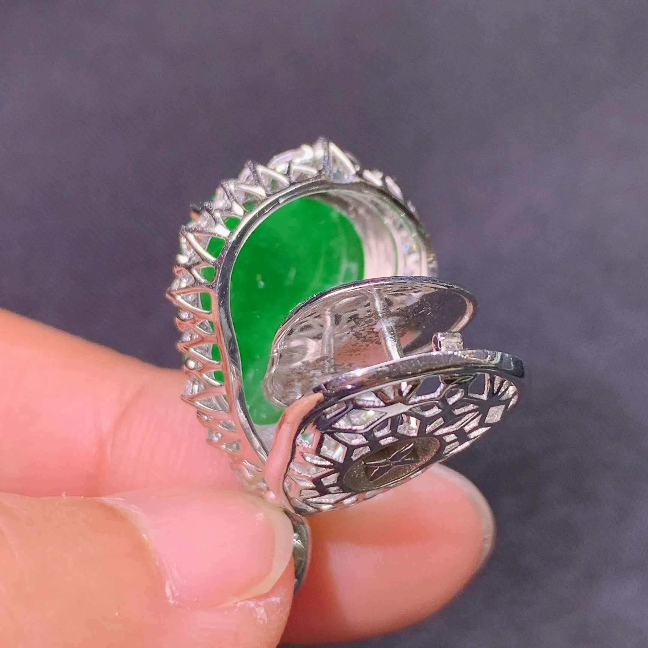 冰阳绿葫芦吊坠，18k金镶嵌，色泽鲜阳，冰润细腻，种水足，整体尺寸26.7*16.5*11.7