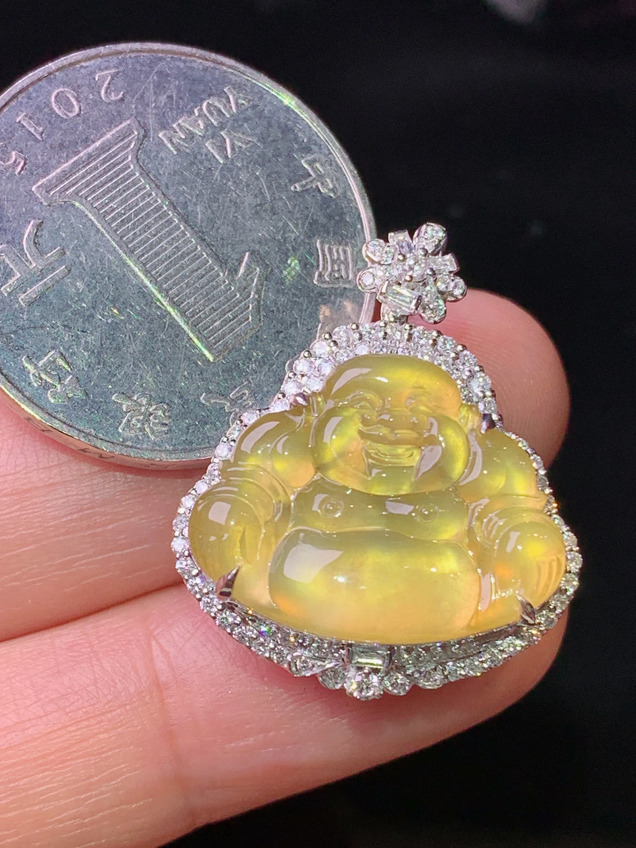 18k金钻镶嵌冰种黄翡佛公吊坠 玉质细腻 色泽清新艳丽 整体尺寸26.2*21.5*10