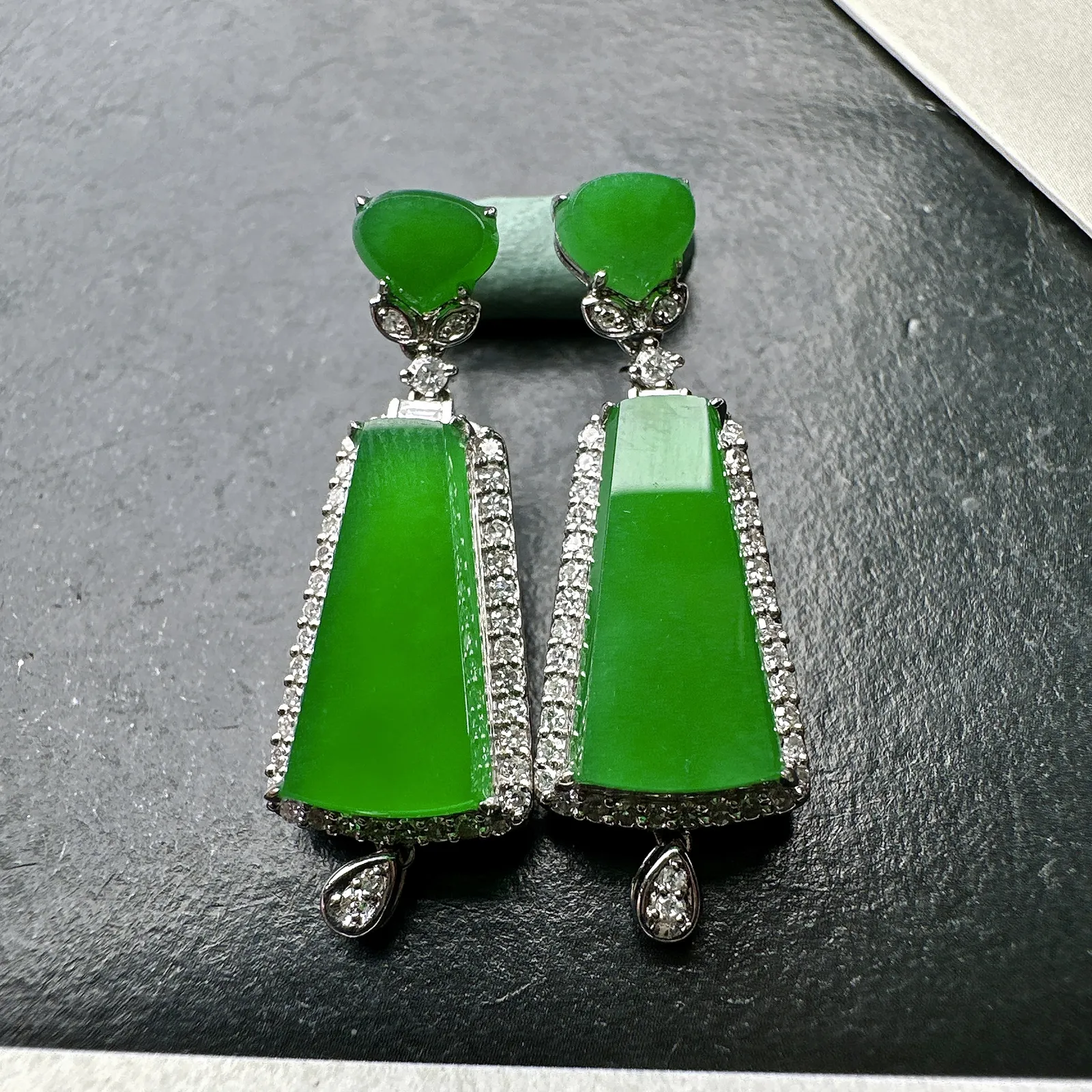 【冰种满绿无事牌耳坠】种水上乘，通透闪亮，晶莹剔透。18K金钻镶嵌，裸石尺寸14.3*8.4*2.8