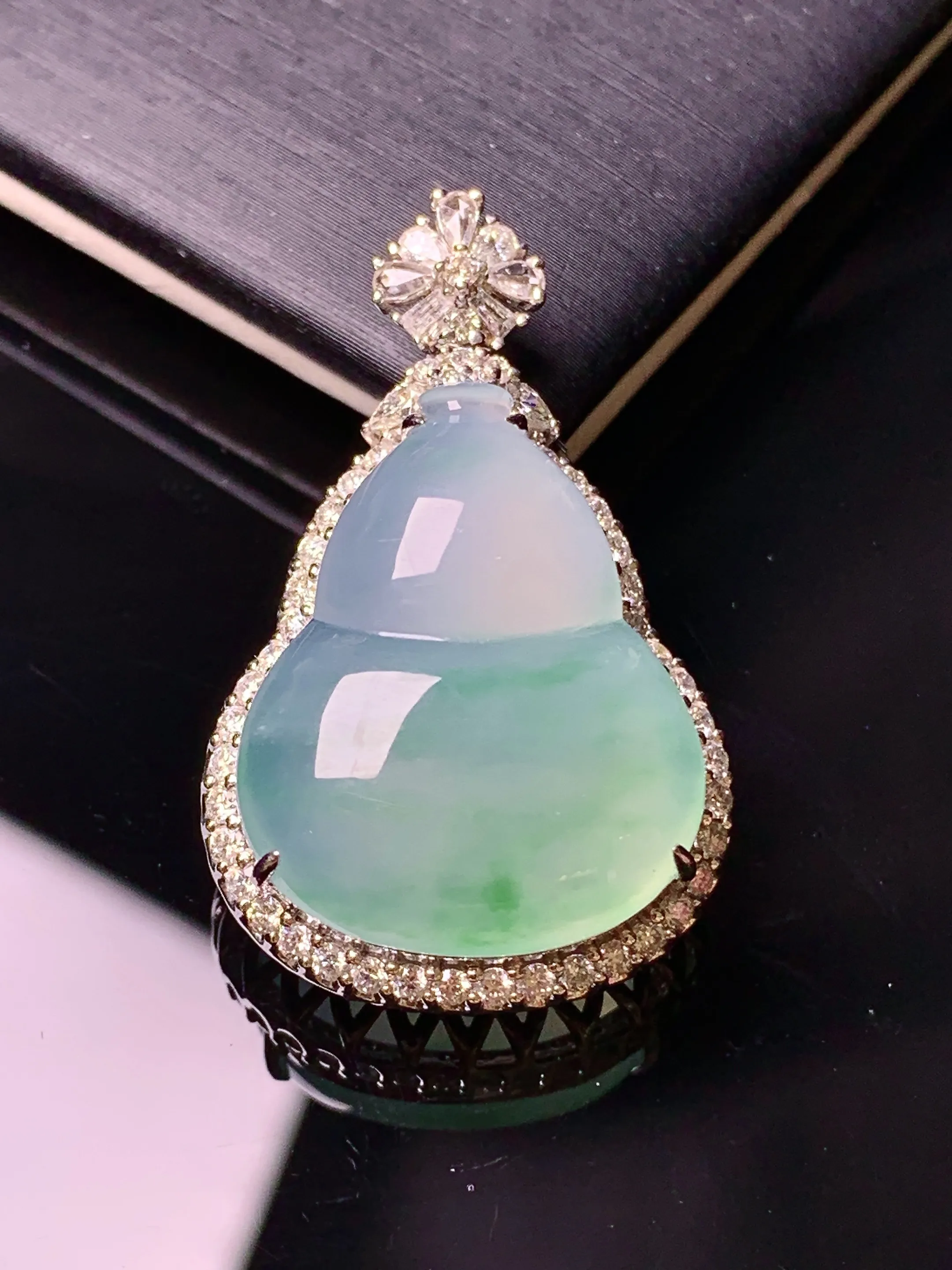 18k金钻镶嵌冰种葫芦吊坠 玉质细腻 色泽清新艳丽 整体尺寸33.6*21.3*11.6