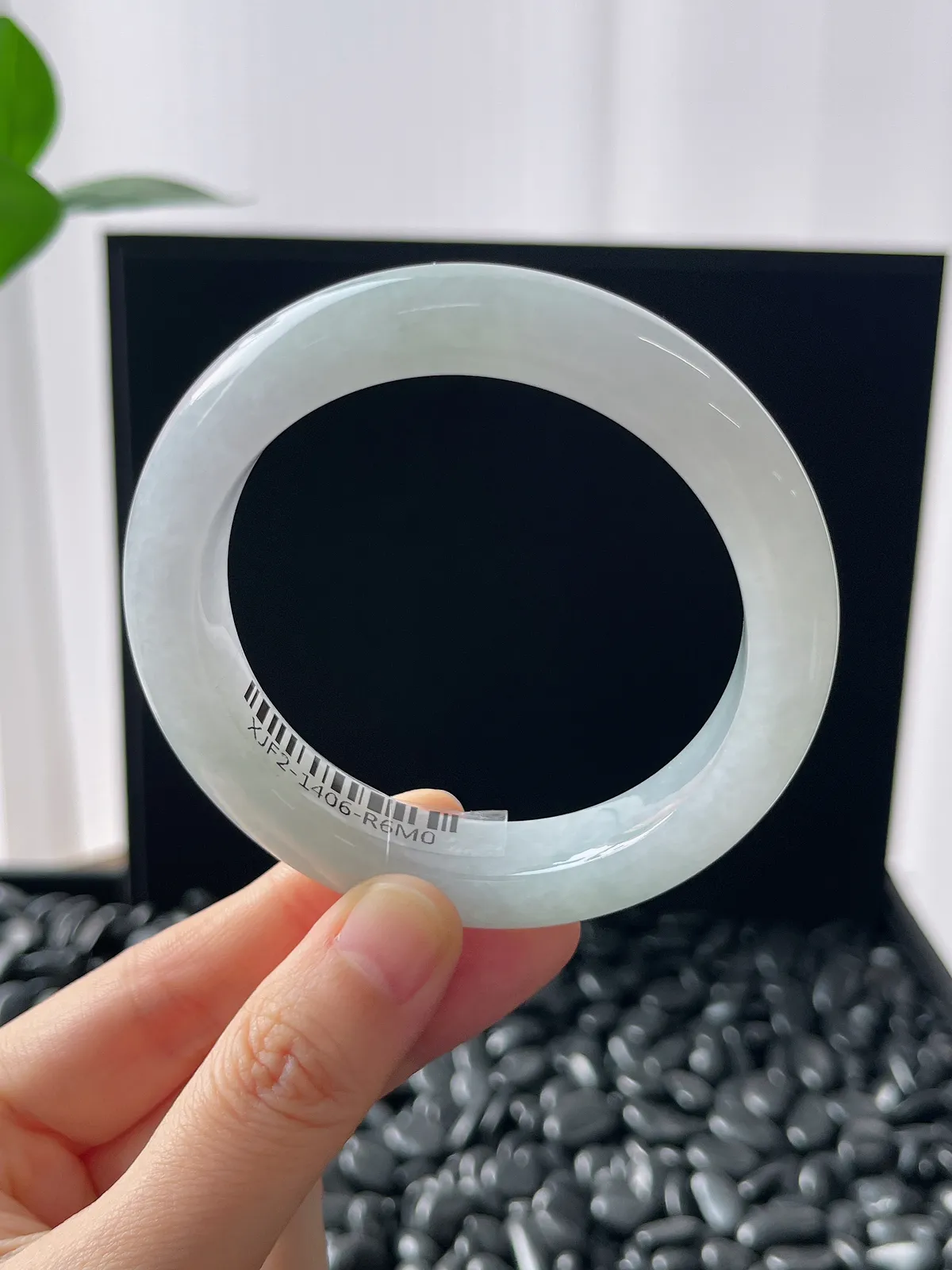 正圈55.8圈口，翡翠冰糯种淡绿色手镯