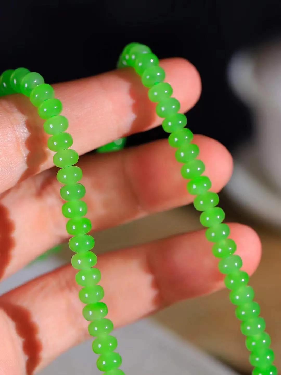 （算盘珠.项链）

收藏级臻品和田玉碧玉算盘珠项链，玉质细腻油润 饱满光滑 质朴无华，悠远简单，人心境界远，百世修炼深，心灵常驻善意持，觉悟人生百世修。重28.8克   尺寸取一3.9-6mm   FDA-771103047