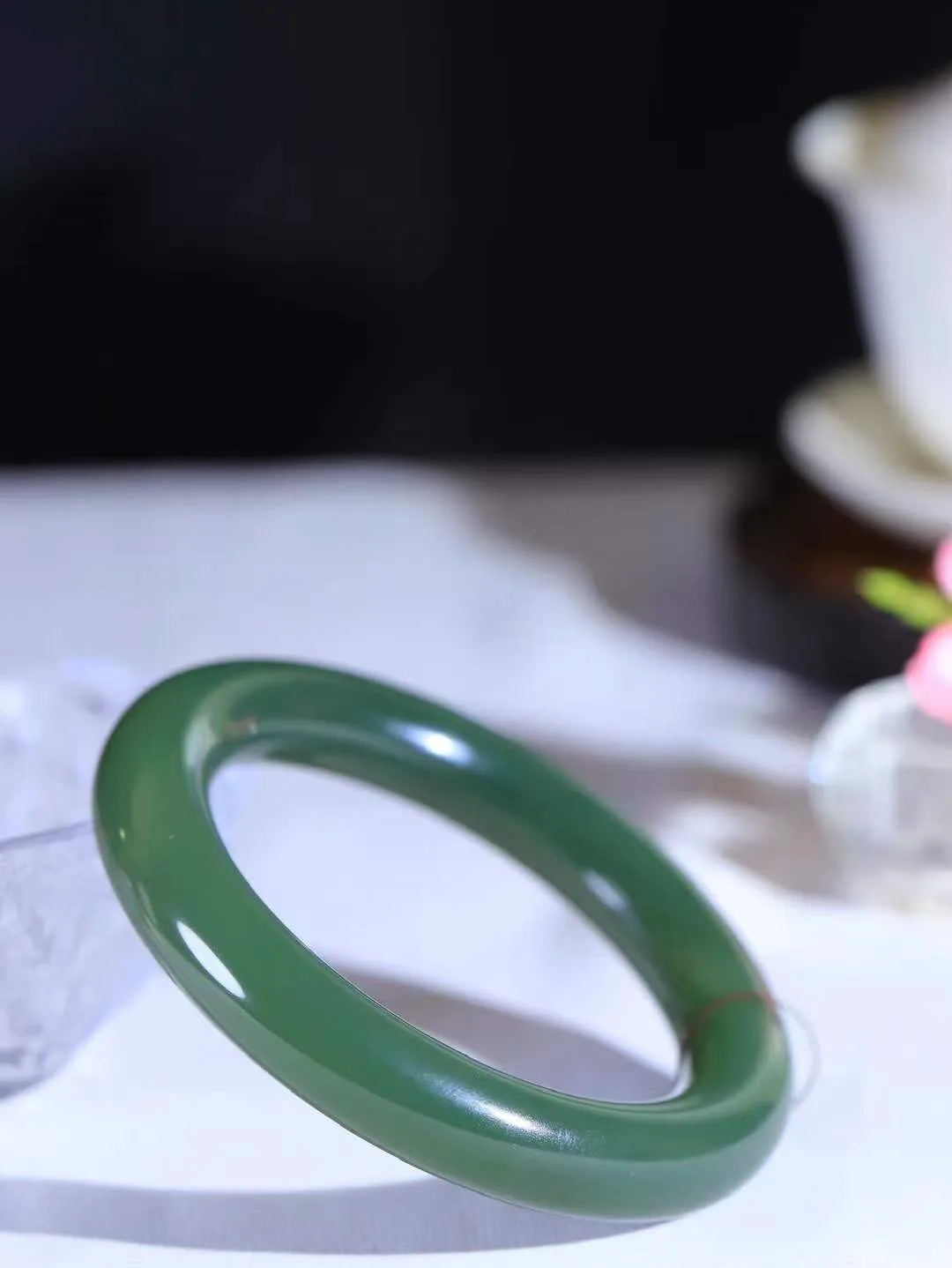 【碧色荡漾·手镯】

收藏级️和田玉碧玉圆条手镯，玉质细腻温润，手感舒适，️线条流畅，简约大气，美自天成，佩戴于腕间，婉约之美，举手投足间透出那份低调奢华，醉人心扉。重53.5克 内径圈口57.5mm尺寸12-12mm FDL-771103032