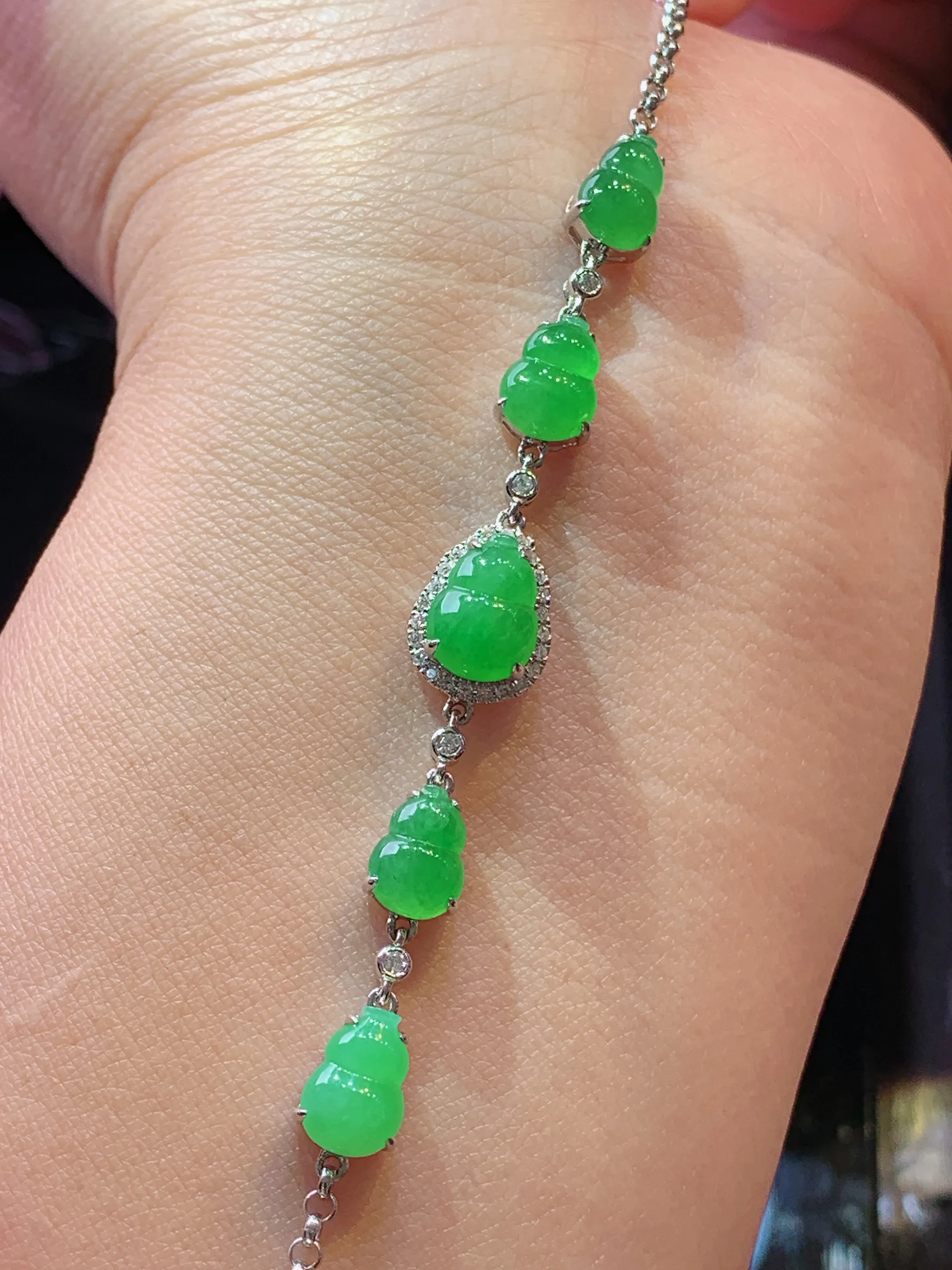 18k金钻镶嵌满绿葫芦手链 玉质细腻 色泽清新艳丽 整体尺寸65.8*8.5*6.5