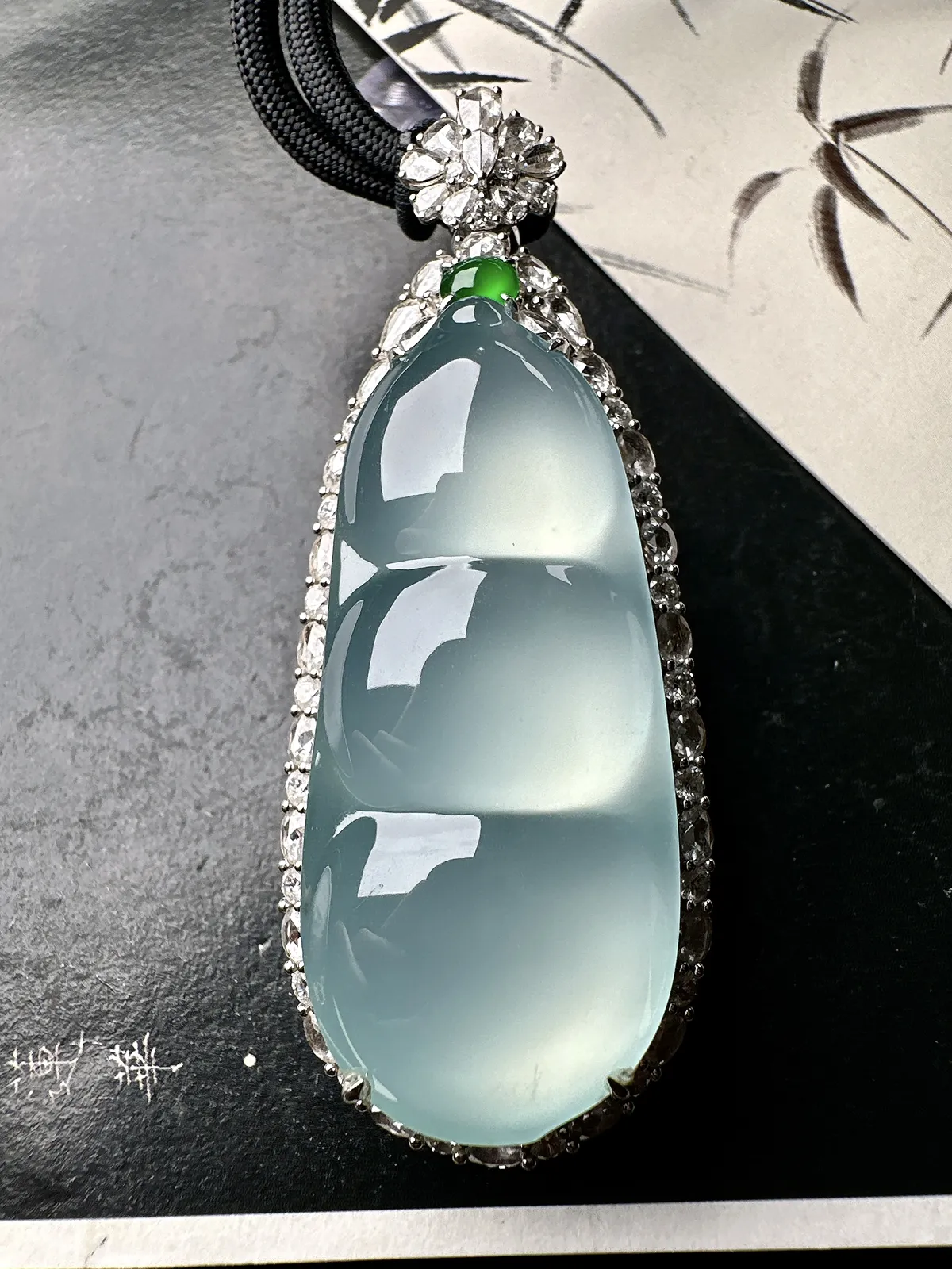 【冰种巨无霸福豆吊坠】天空蓝老料，起钢光，种地上乘，冰感十足，通透起光，饱满圆润，收藏品质，18k金