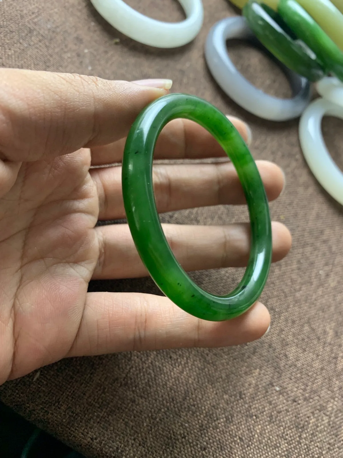 和田玉54.5圈口菠菜绿圆条手镯，品质牛