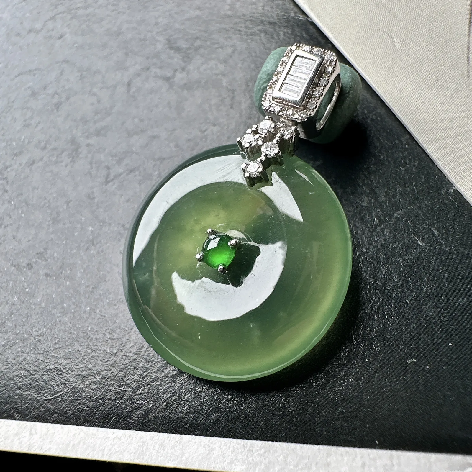 【冰种橄榄绿平安扣】质地细腻，品质很好，冰感十足，胶感明显，收藏品质。18k金钻镶嵌，裸石尺寸21.4*4.8毫米