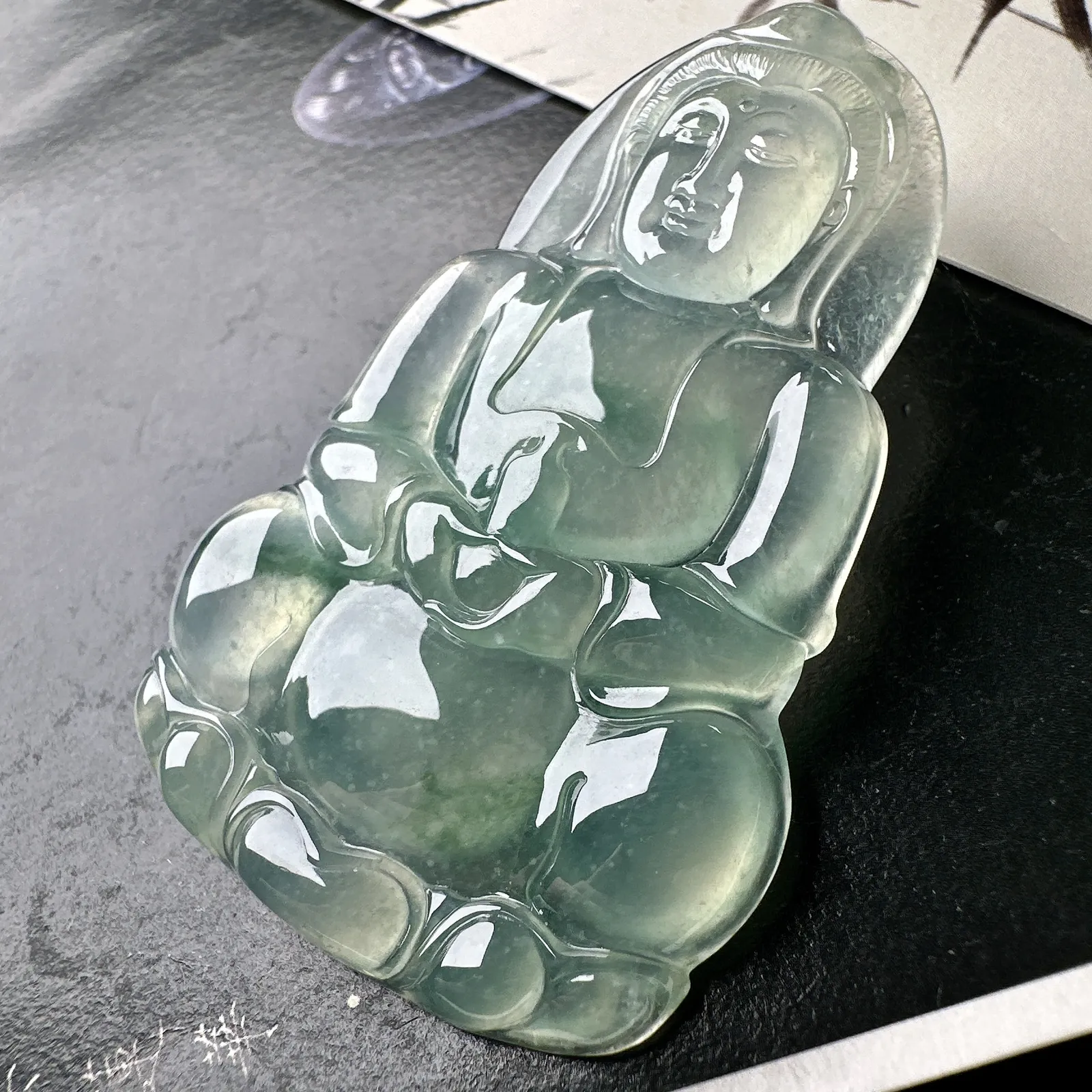 【冰种飘花正装观音】质地细腻，通透度上佳，冰感十足，适合佩戴