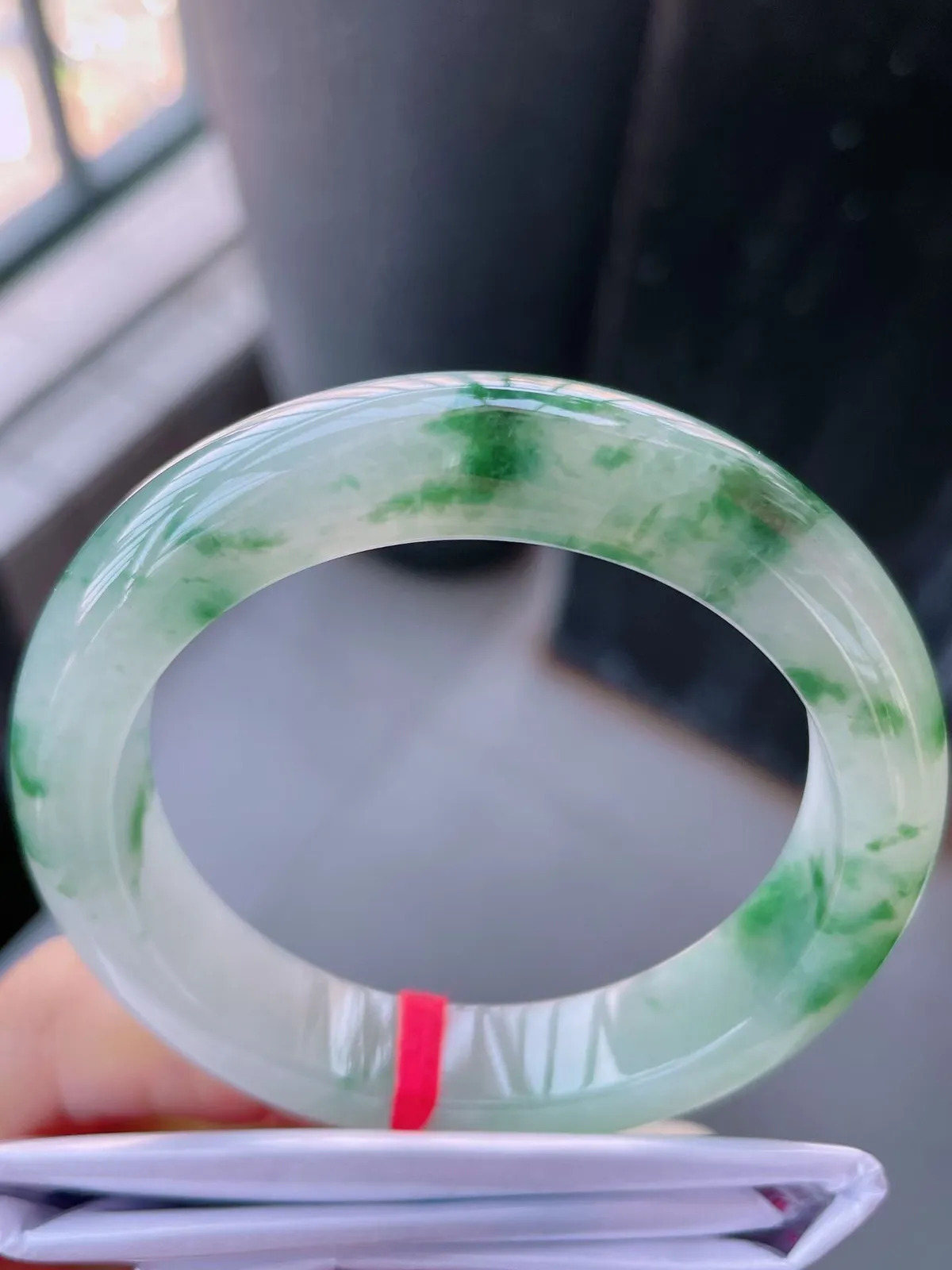 【翡翠名称】老种冰飘花55正圈口翡翠手镯
【翡翠尺寸】55-12.3-9.5mm适合54-56正圈口佩戴
【翡翠描述】缅甸天然翡翠A货，种老水足，玉质细腻，色泽靓丽，性价比高，佩戴效果好！