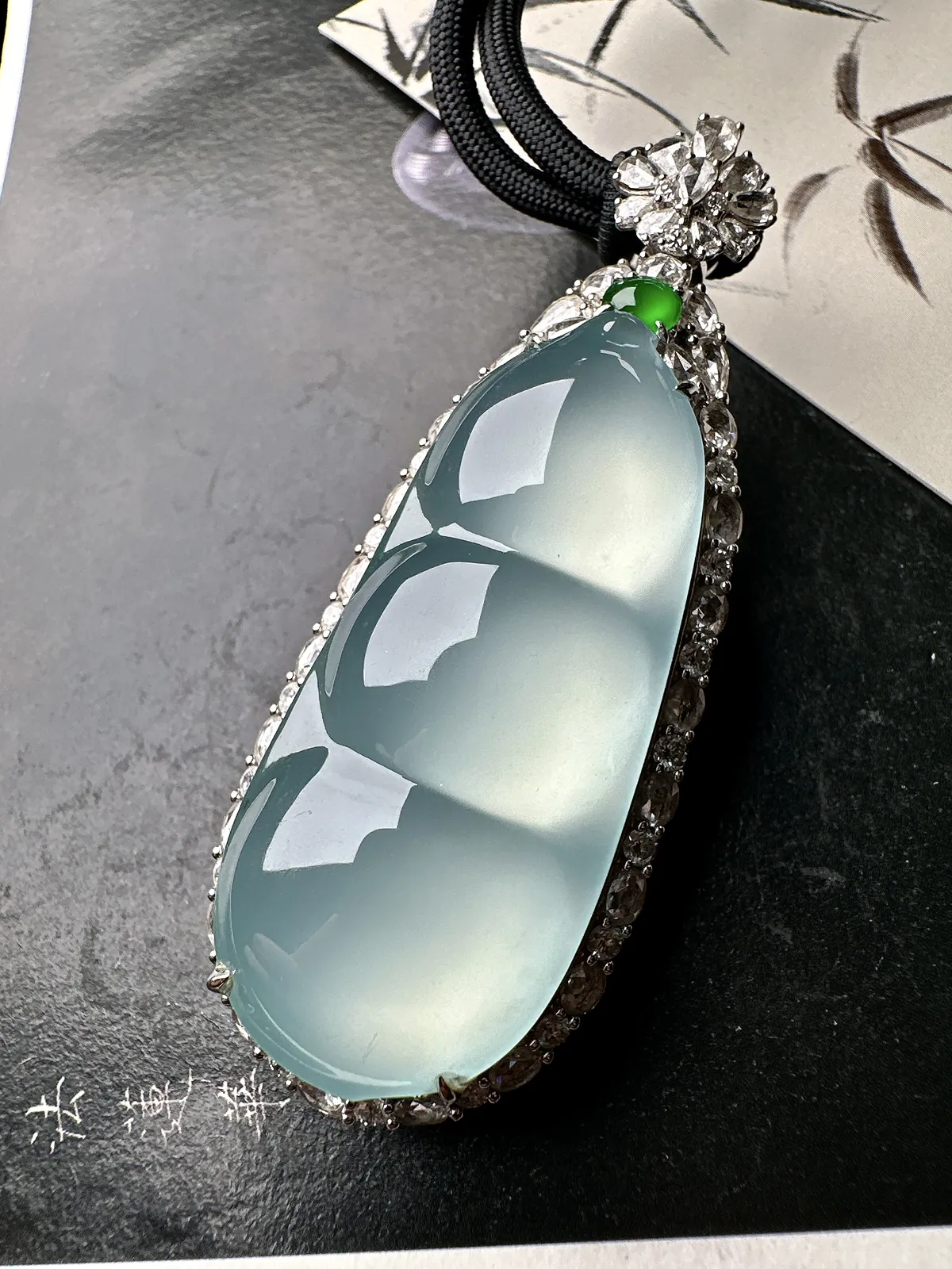 【冰种巨无霸福豆吊坠】天空蓝老料，起钢光，种地上乘，冰感十足，通透起光，饱满圆润，收藏品质，18k金钻镶嵌，裸石尺寸46.7*20.5*8毫米