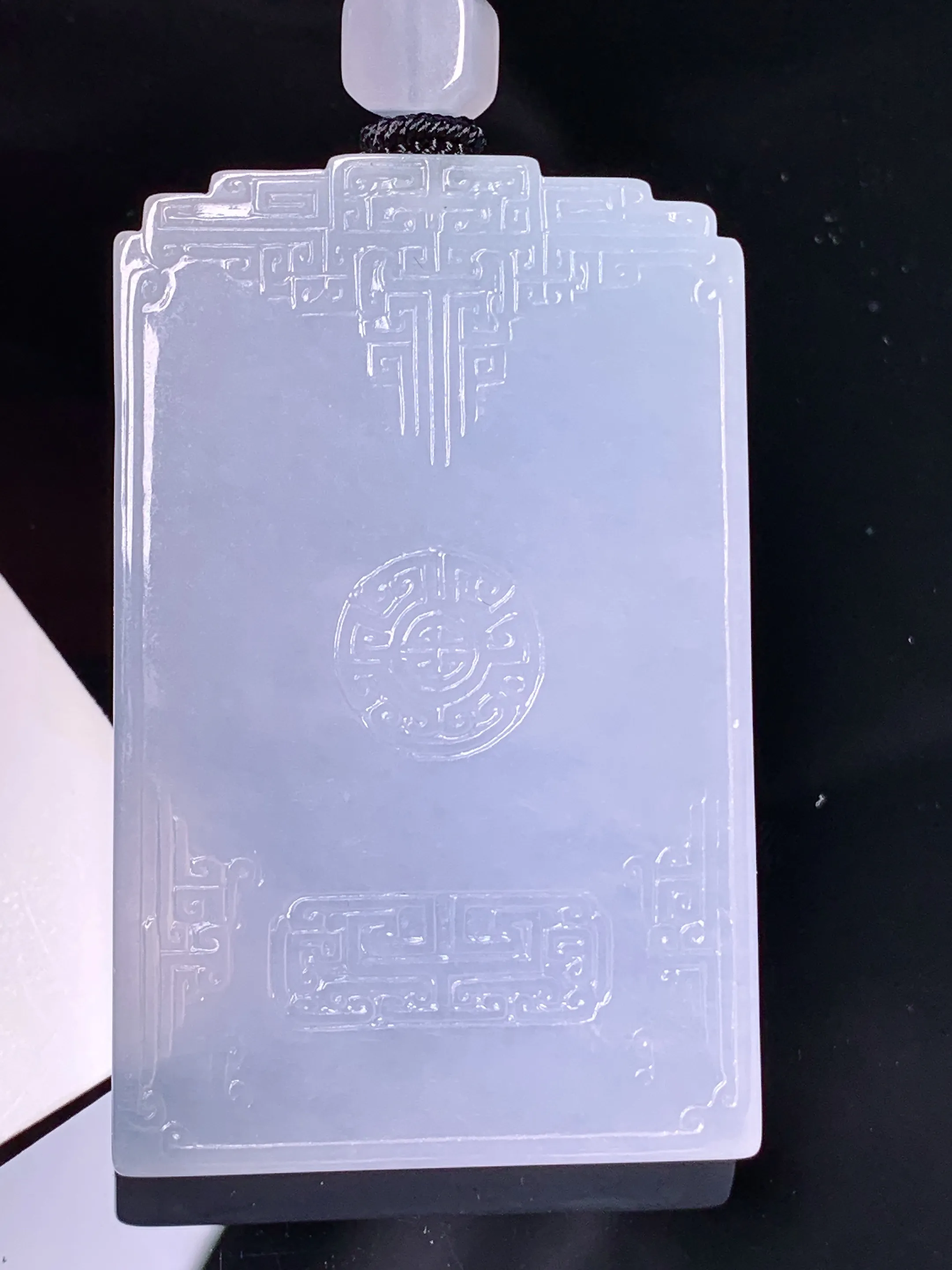 雕花无事牌吊坠 玉质细腻 色泽艳丽清新 整体尺寸53*33.3*5.7