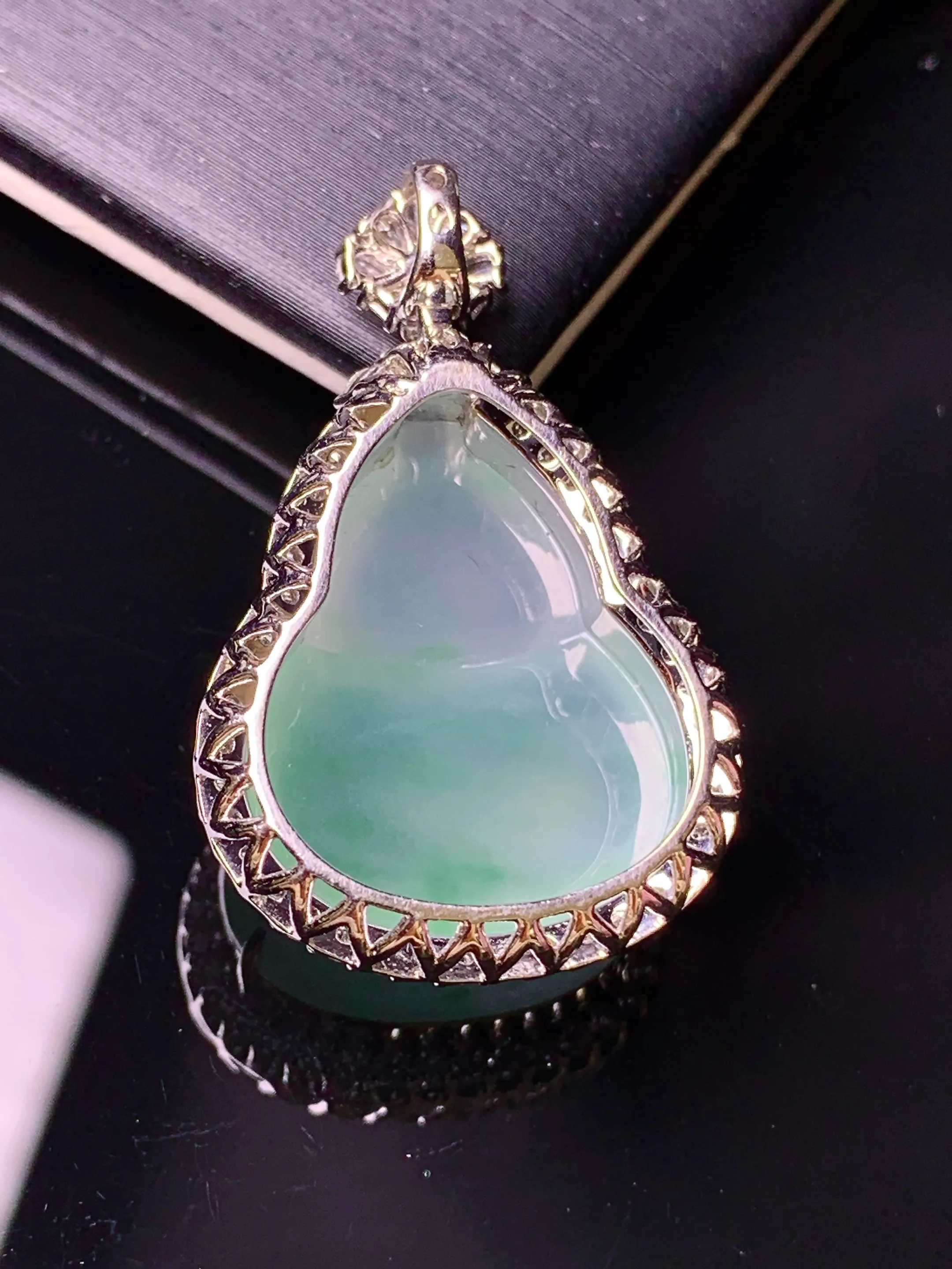 18k金钻镶嵌冰种葫芦吊坠 玉质细腻 色泽清新艳丽 整体尺寸33.6*21.3*11.6