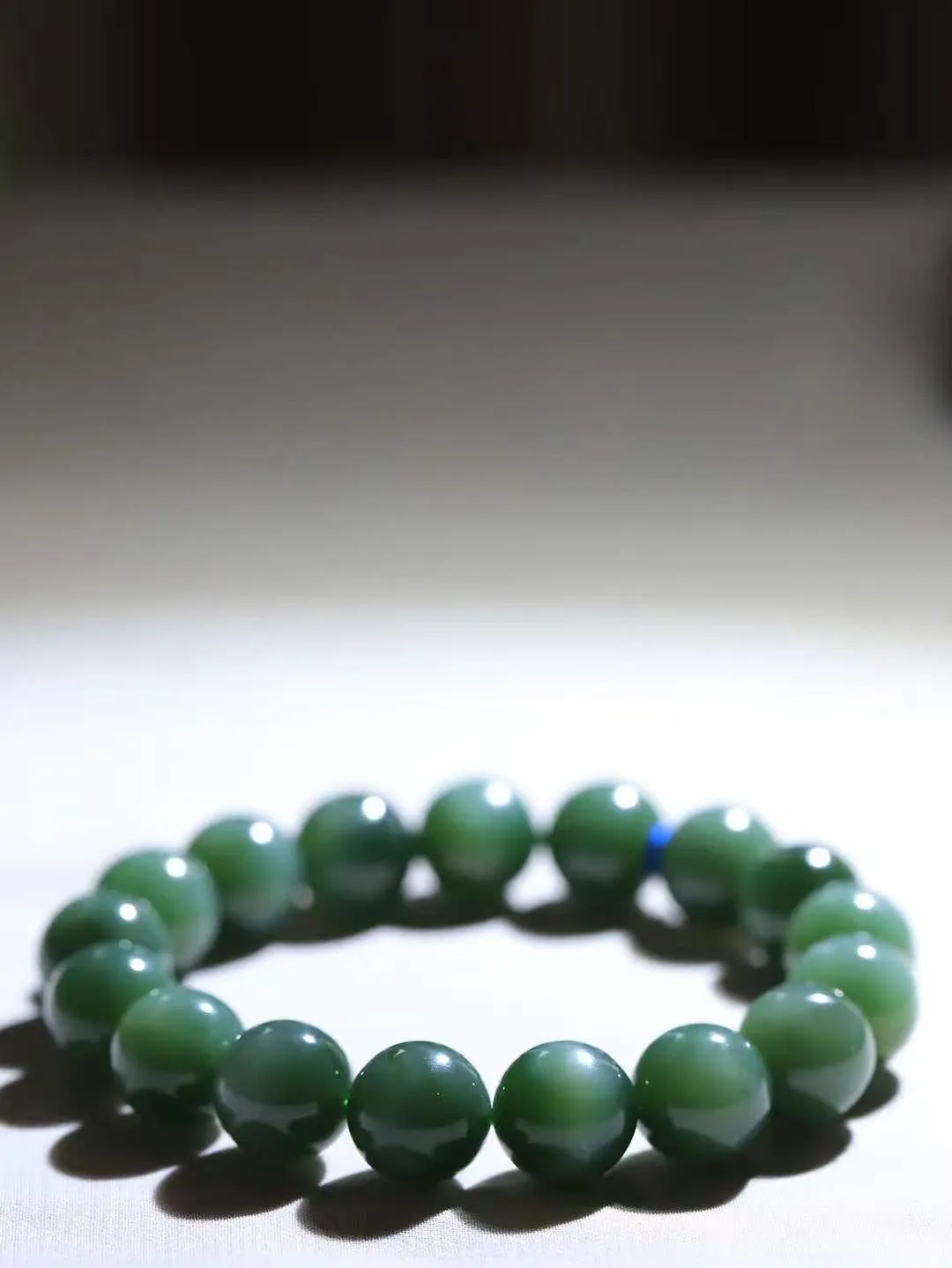 【珠圆玉润.手串】

精品和田玉碧玉猫眼珠圆玉润手串 玉质温润细腻  整串打磨圆润，佩戴舒适。珠珠落玉盘，间关莺语花底滑，一生美好时光，无论身在何处，都有它相伴相守。事事顺遂，幸福美满，吉祥如意。重46克 尺寸取一12mm FDT-161103013