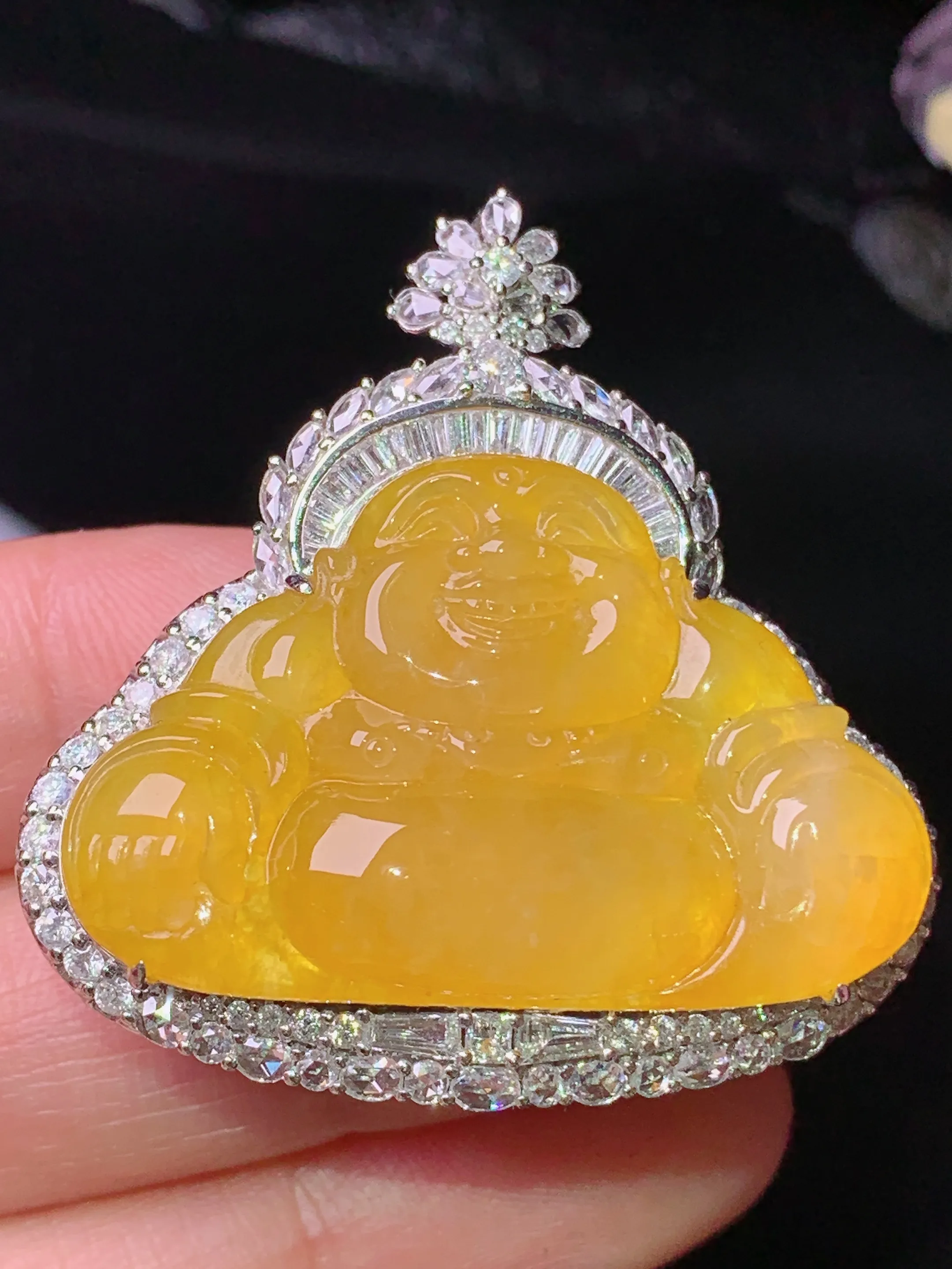 18k金钻镶嵌黄翡佛公吊坠 玉质细腻 色泽清新艳丽 整体尺寸38.6*37.7*14