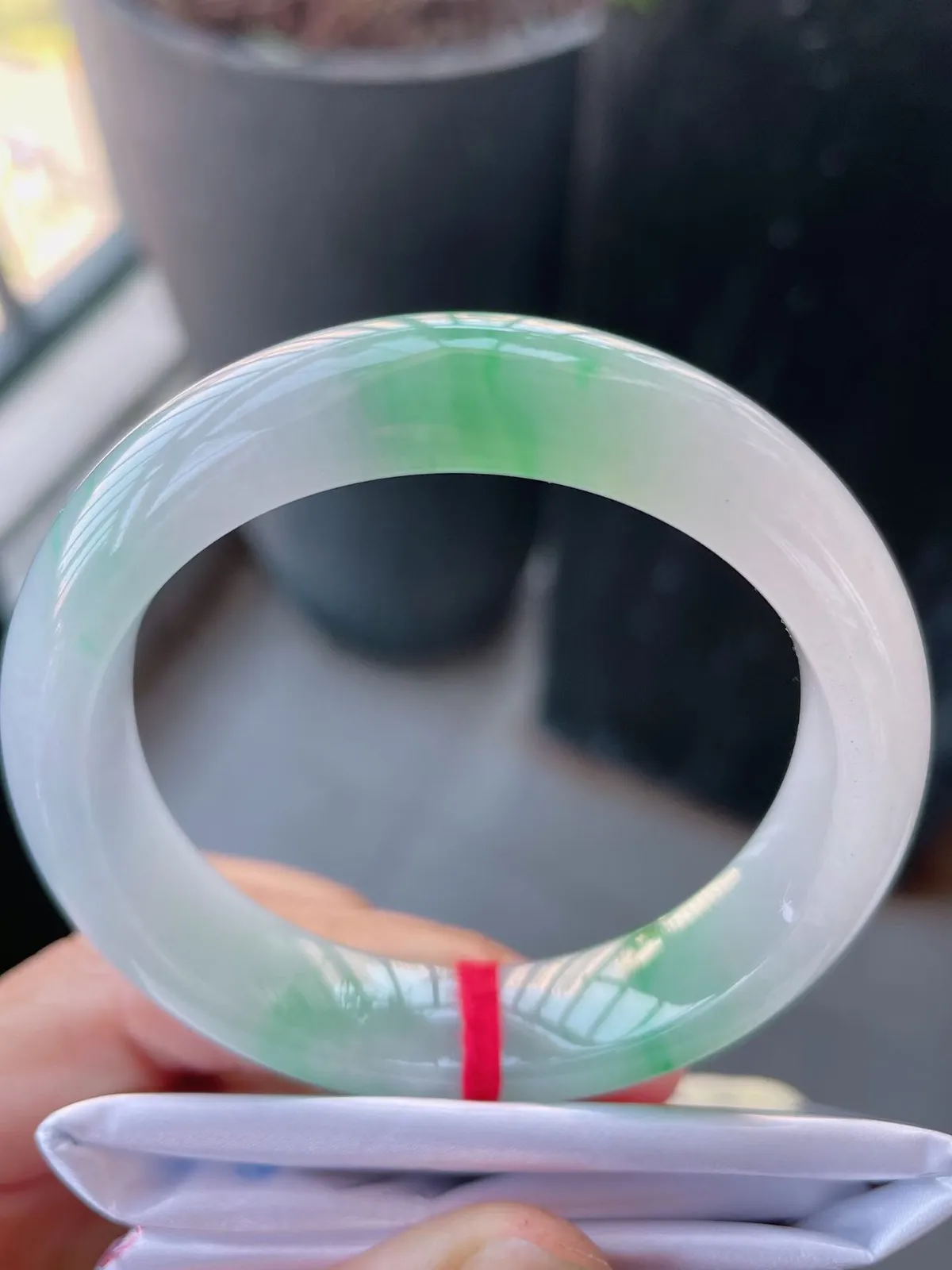 【翡翠名称】老种冰飘绿52正圈口翡翠手镯
【翡翠尺寸】52-13-8.8mm适合51-53正圈口佩戴  宝贝是自然光实拍哈
【翡翠描述】缅甸天然翡翠A货，种老水足，玉质细腻，色泽靓丽，性价比高，佩戴效果好！