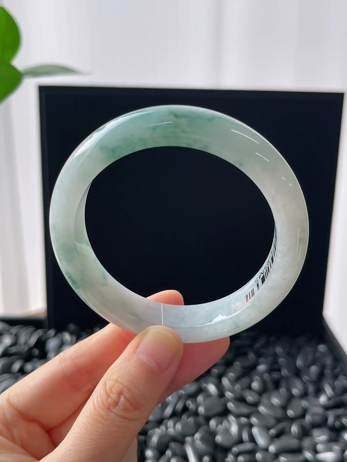 正圈55.7圈口，翡翠冰糯种飘绿手镯