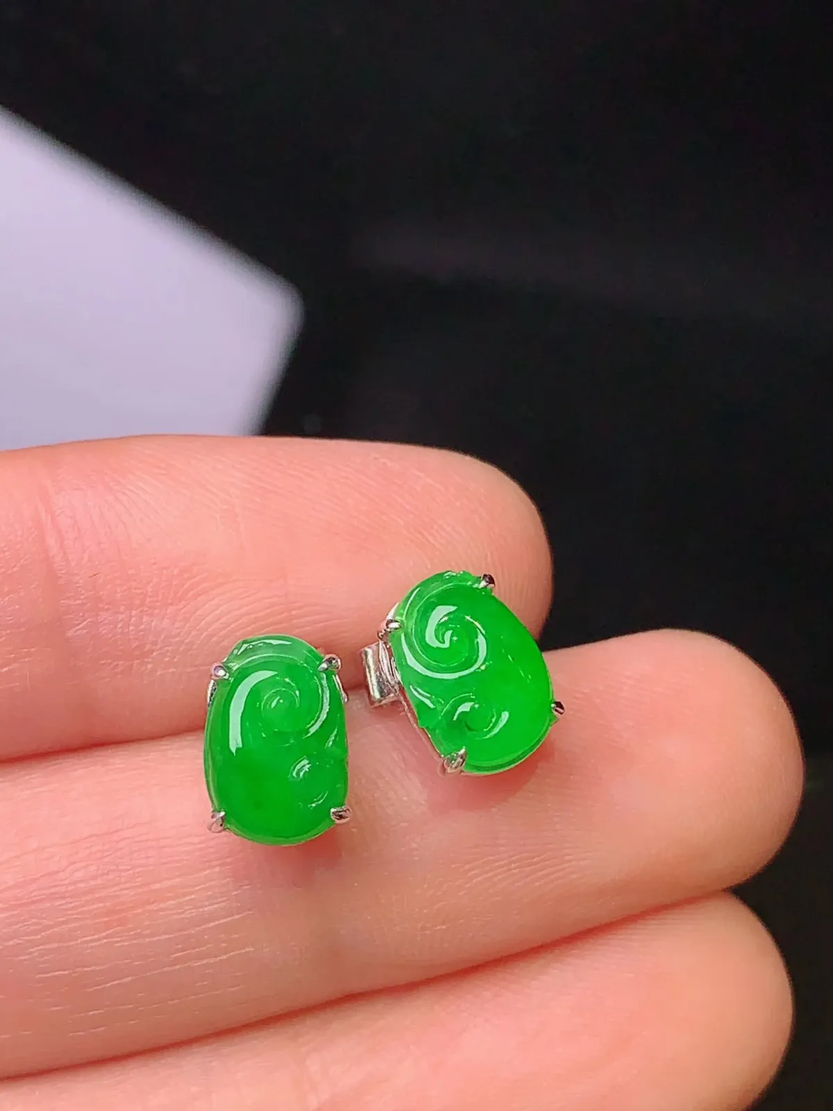 18k金镶嵌满绿如意耳钉 玉质细腻 色泽清新艳丽 整体尺寸8.8*6.2*4.2