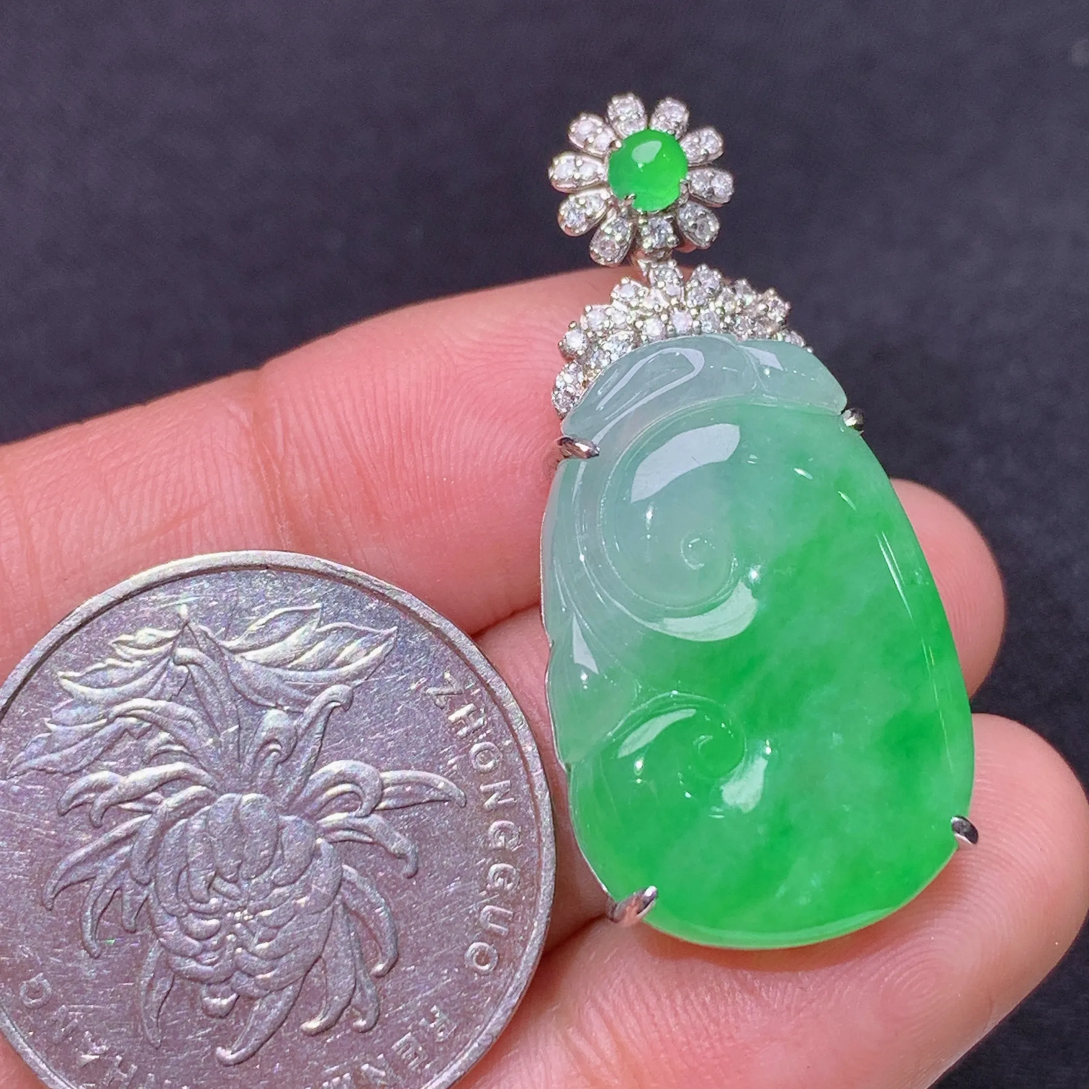 冰飘绿如意吊坠，18k金镶嵌，冰润色阳，玉质细腻，种水足，整体尺寸35.1*16.4*7.9