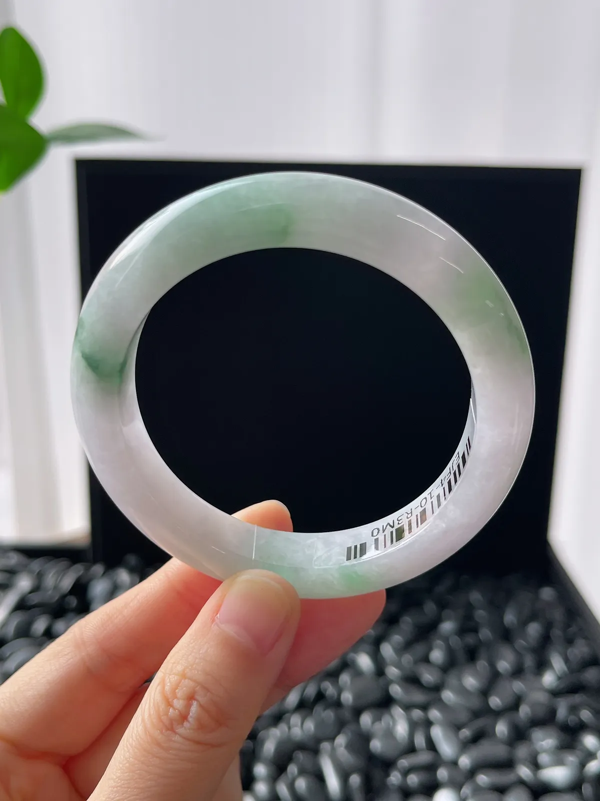 正圈54圈口，翡翠糯化种飘绿春带彩手镯