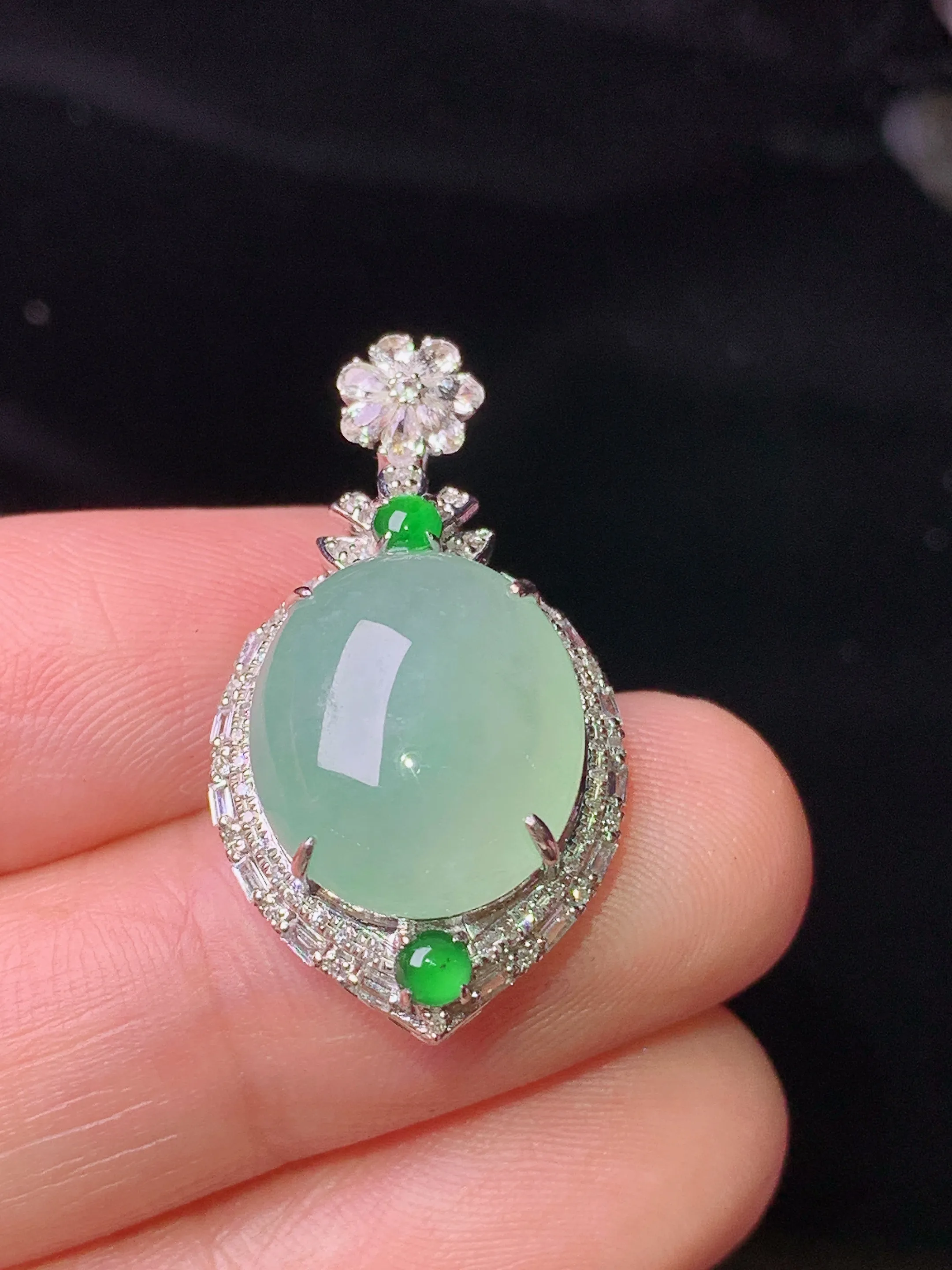 18k金钻镶嵌浅绿蛋面吊坠 玉质细腻 色泽清新艳丽 整体尺寸28*15.6*9.2