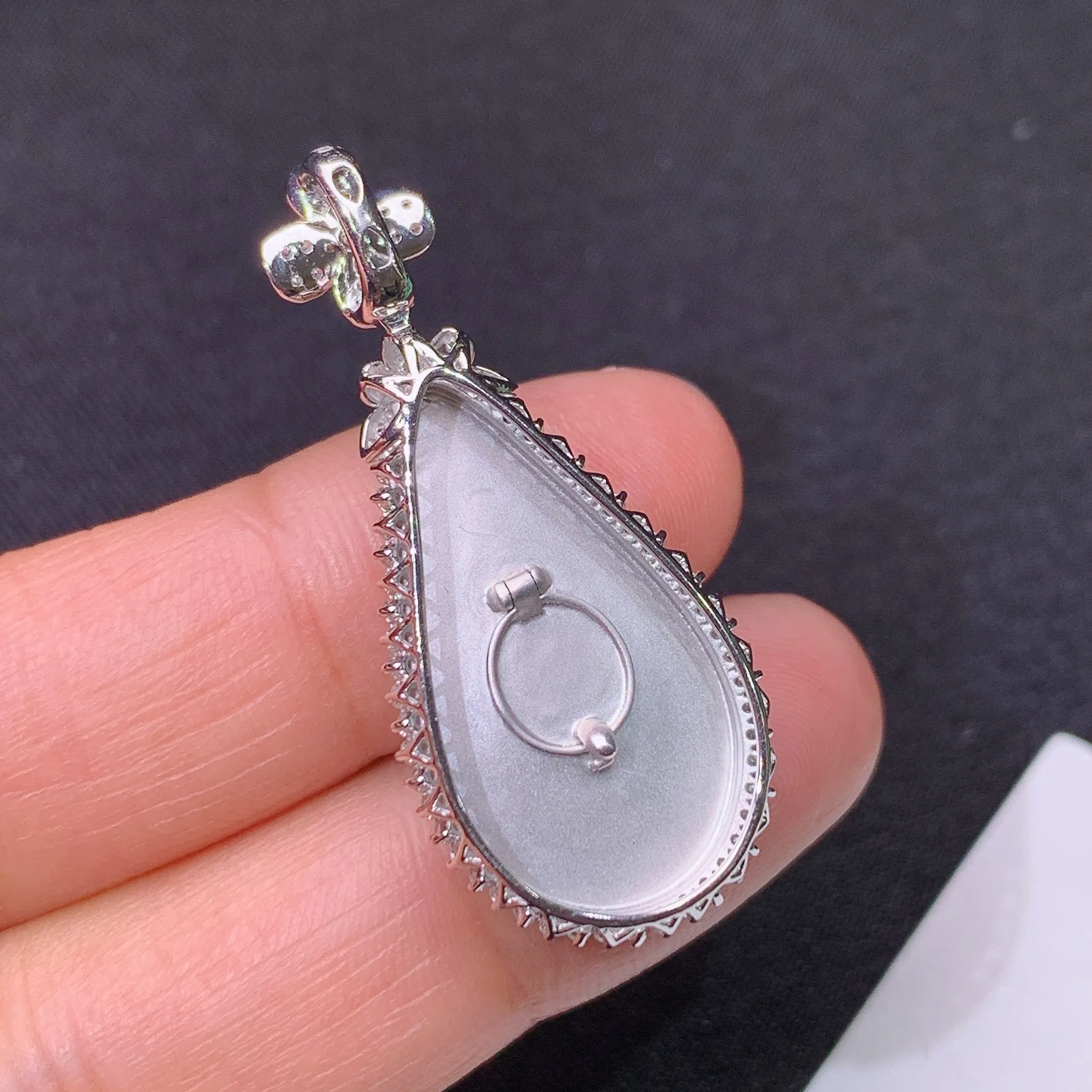 冰阳绿水滴吊坠，18k金镶嵌，色泽鲜阳，冰润细腻，种水足，整体尺寸36.6*16.3*6.5