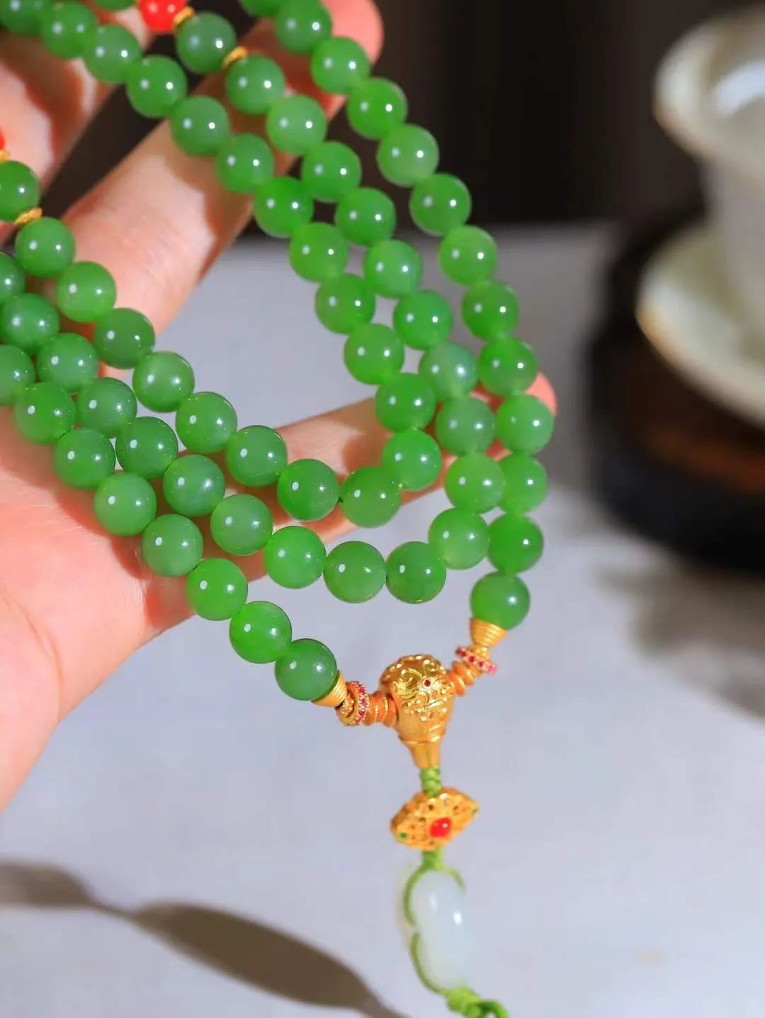 【链.108】

精品️和田玉碧玉圆珠108挂链 玉质温润细腻 油性十足 佩戴舒适。珠珠落玉盘，间关莺语花底滑，一生美好时光，无论身在何处，都有它相伴相守。事事顺遂，幸福美满，吉祥如意。重108.5克 尺寸取一8.1mm FDT-781103093