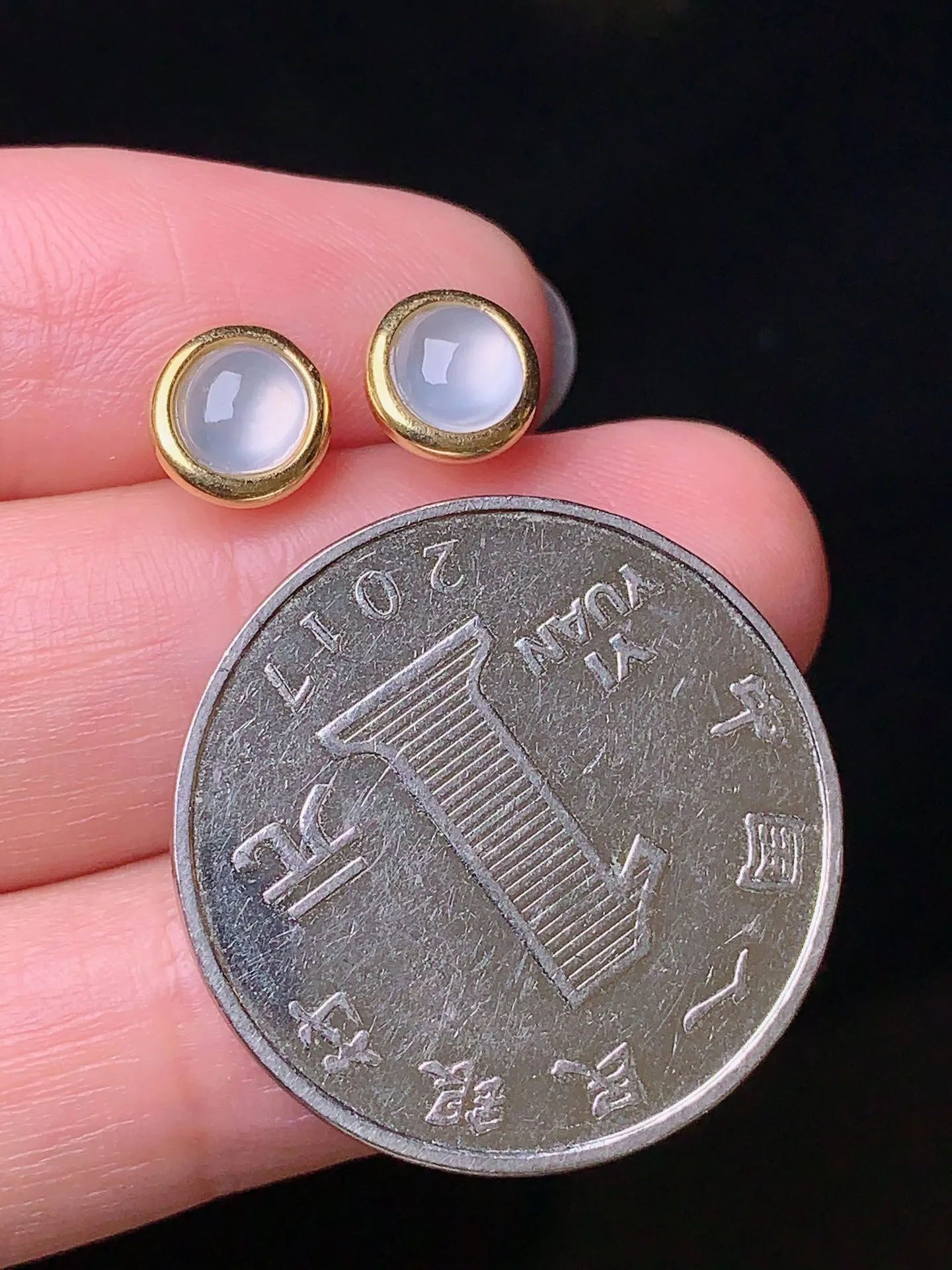 18k金镶嵌冰种蛋面耳钉 玉质细腻 色泽清新  整体尺寸7.2*6.8*3.8