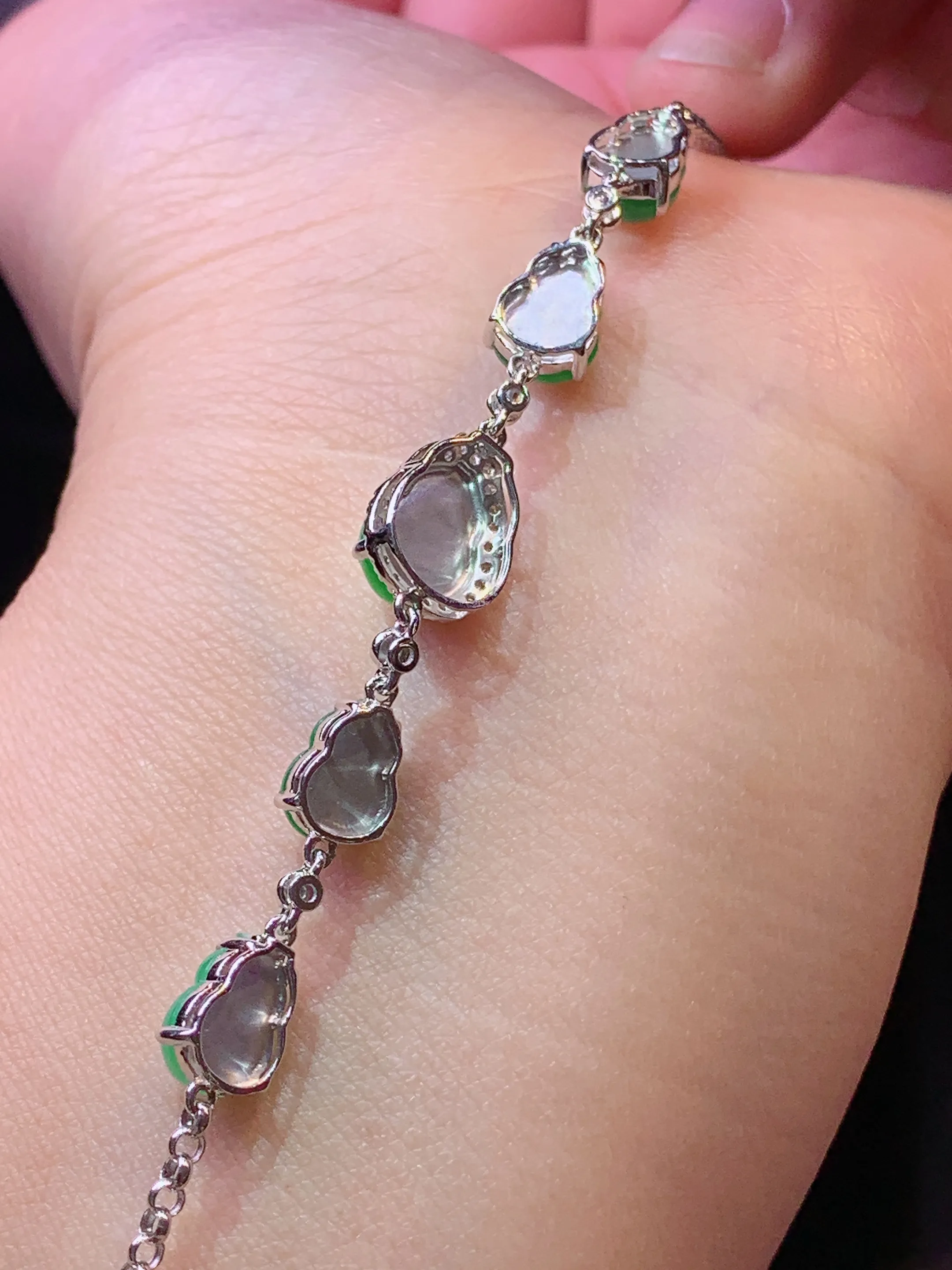 18k金钻镶嵌满绿葫芦手链 玉质细腻 色泽清新艳丽 整体尺寸65.8*8.5*6.5