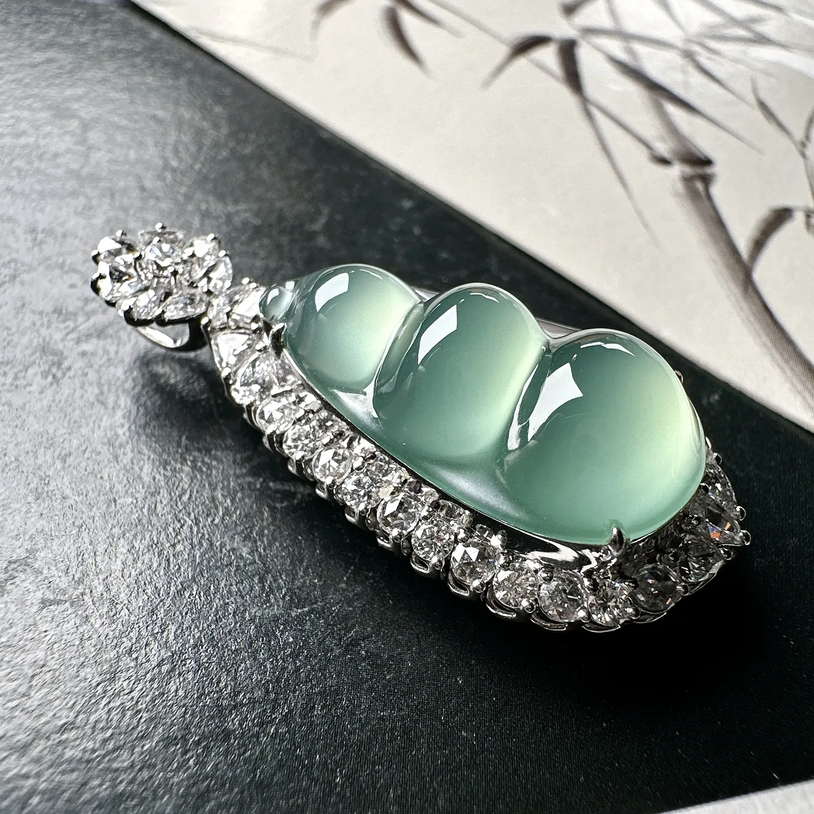 【玻璃种晴蓝福豆吊坠】起钢光，种地上乘，冰感十足，通透起光，饱满圆润，收藏品质，18k金钻镶嵌，裸石尺寸23.9*13.9*6.2毫米