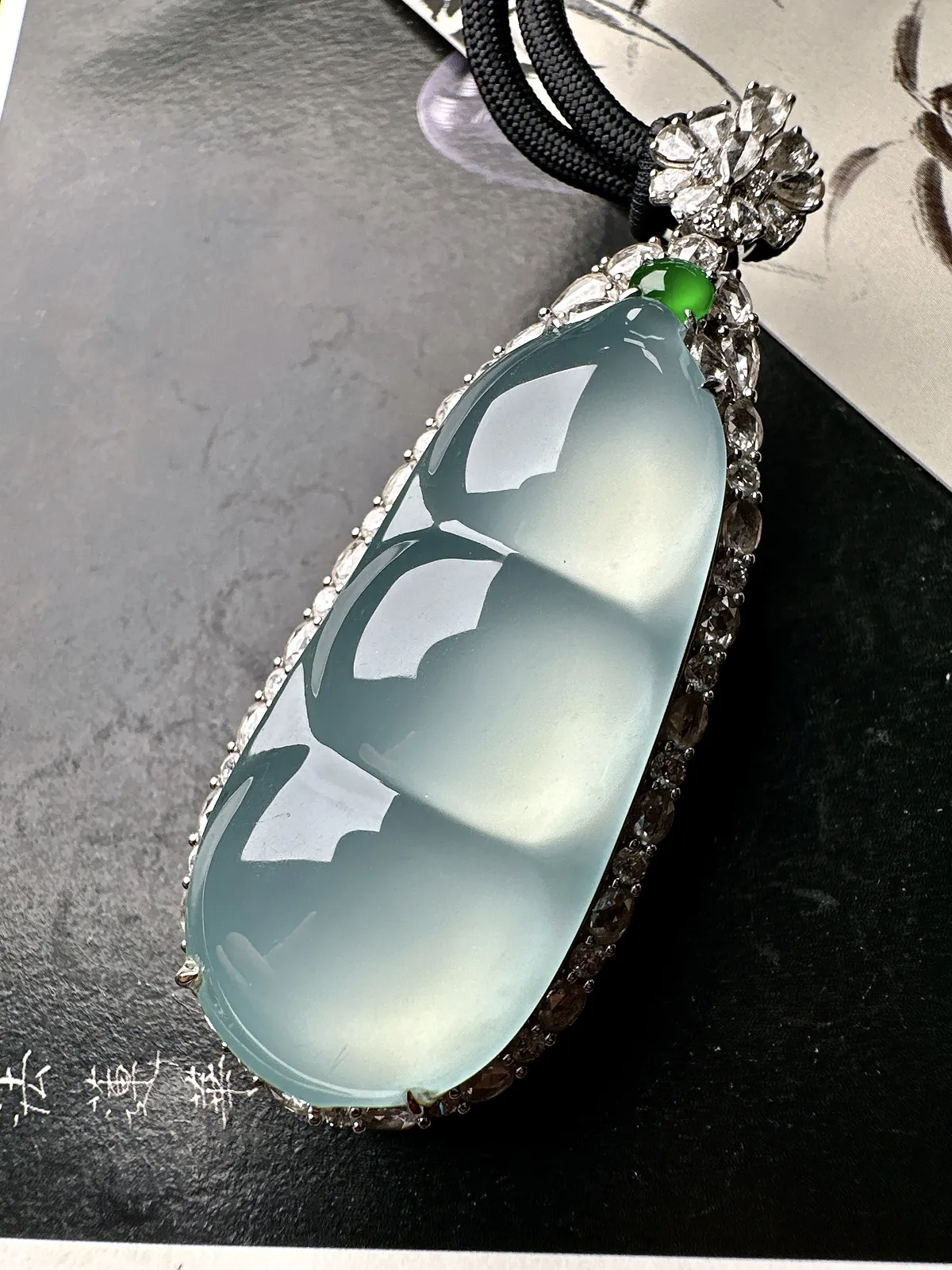 【冰种巨无霸福豆吊坠】天空蓝老料，起钢光，种地上乘，冰感十足，通透起光，饱满圆润，收藏品质，18k金钻镶嵌，裸石尺寸46.7*20.5*8毫米