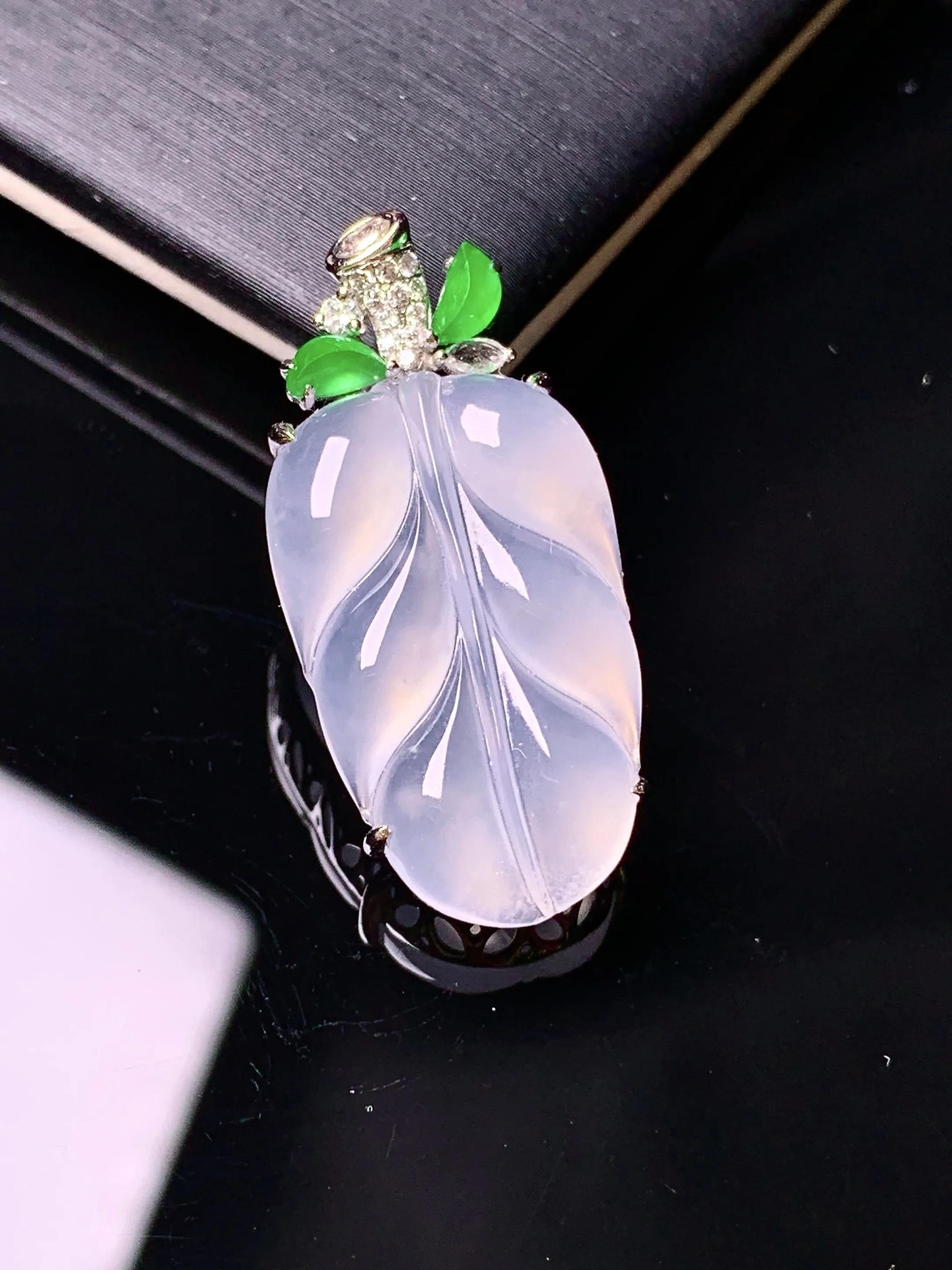 18k金钻镶嵌冰种树叶吊坠 玉质细腻 色泽清新艳丽 整体尺寸30.5*14.5*6.5
