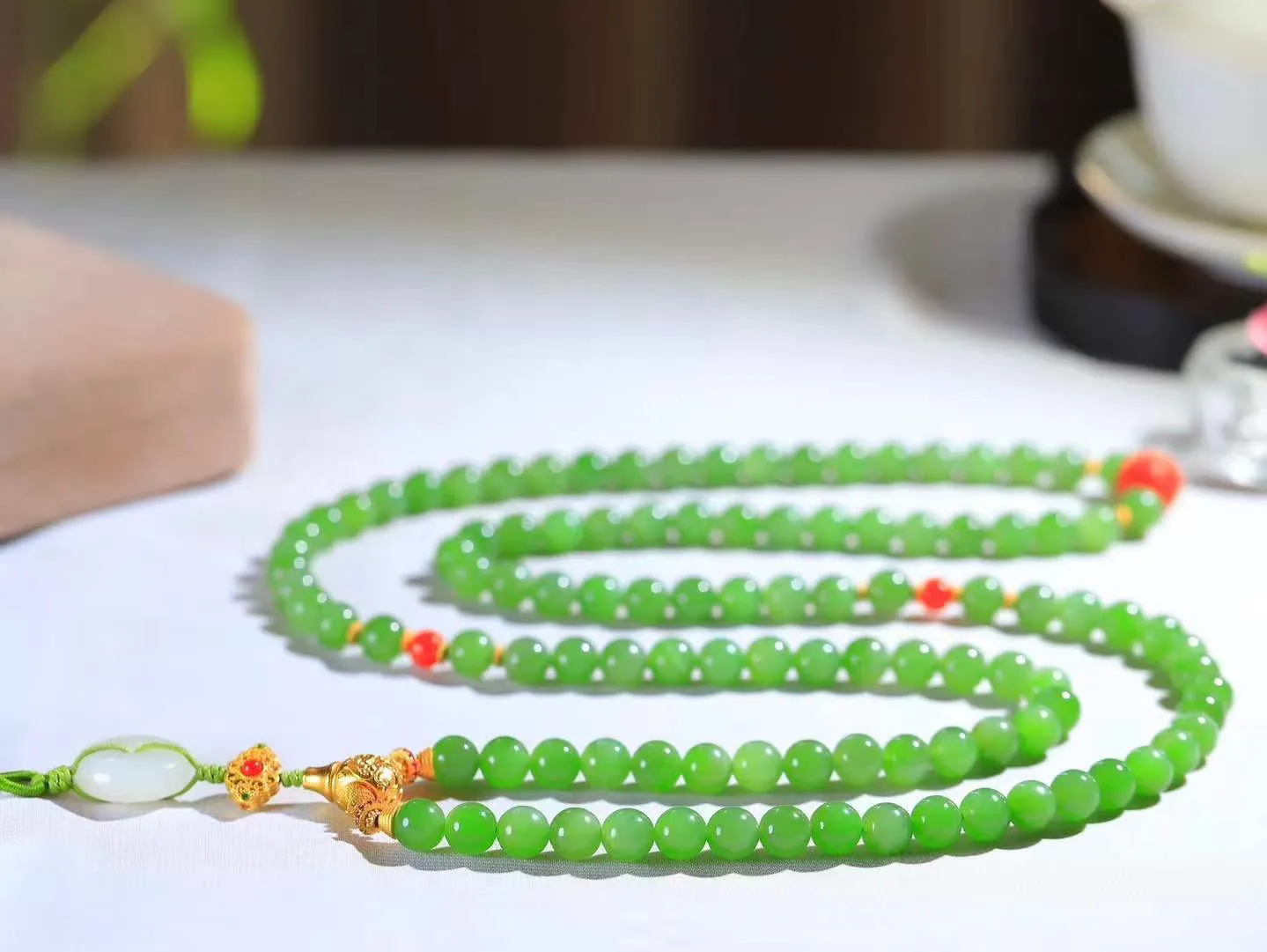 【链.108】

精品️和田玉碧玉圆珠108挂链 玉质温润细腻 油性十足 佩戴舒适。珠珠落玉盘，间