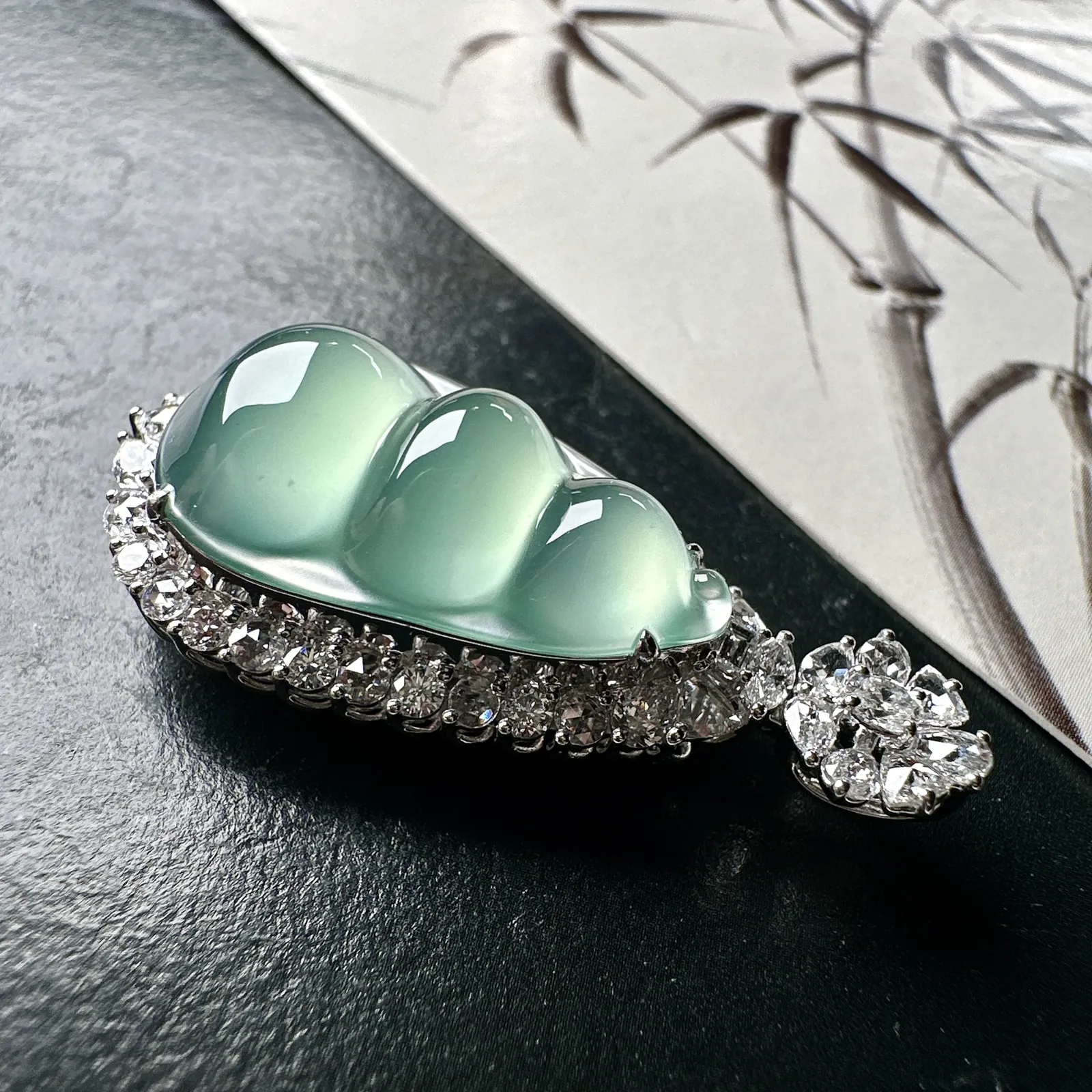 【玻璃种晴蓝福豆吊坠】起钢光，种地上乘，冰感十足，通透起光，饱满圆润，收藏品质，18k金钻镶嵌，裸石尺寸23.9*13.9*6.2毫米