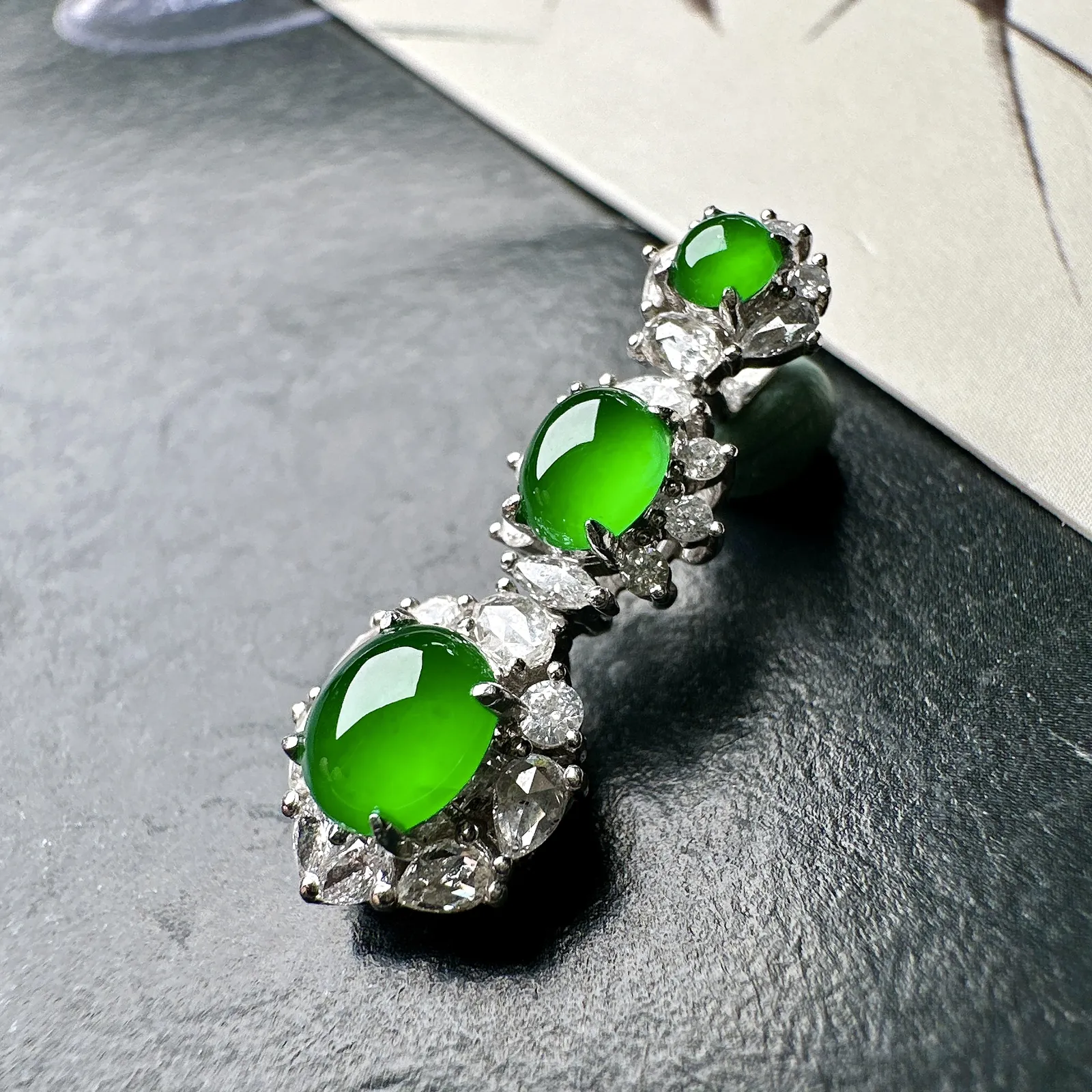 【冰绿蛋吊坠】三颗同料镶嵌款吊坠，质地细腻，种水上乘，通透闪亮，晶莹剔透。阳绿色泽，18K金钻精美镶嵌，裸石尺寸6.1*5.4*3毫米