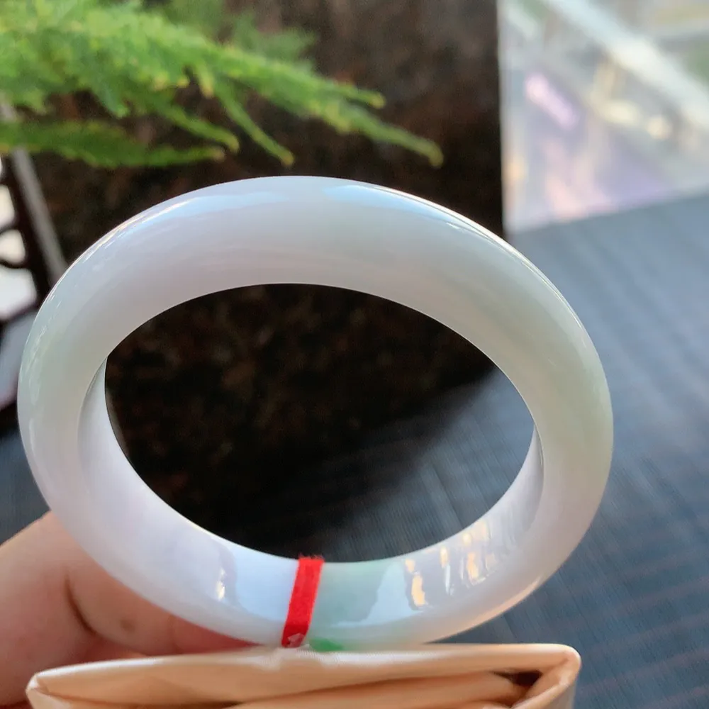 正圈冰糯阳绿 无瑕 尺寸:55.4/12.4/8.7 色好