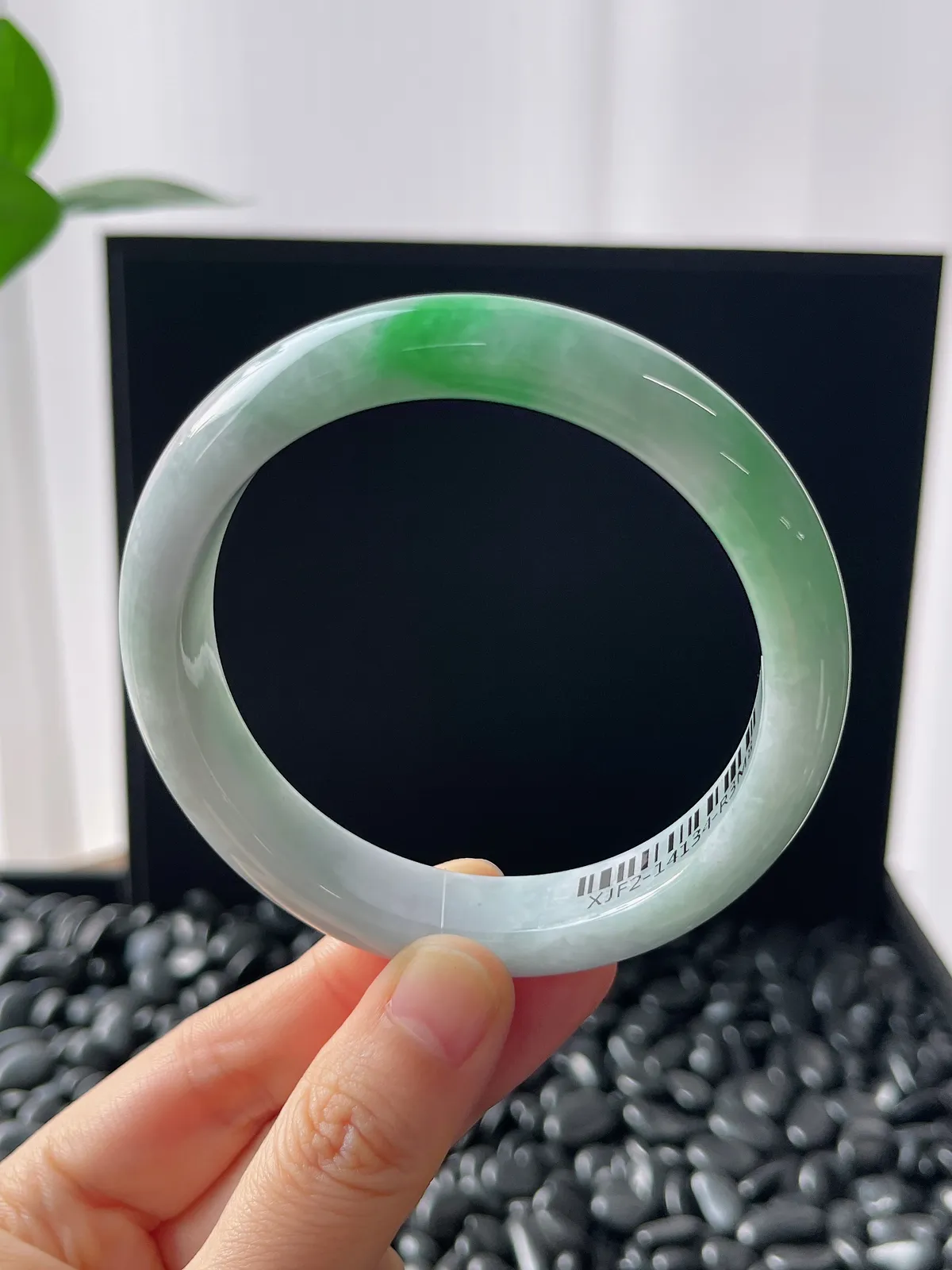 正圈59.7圈口，翡翠糯化种飘绿手镯