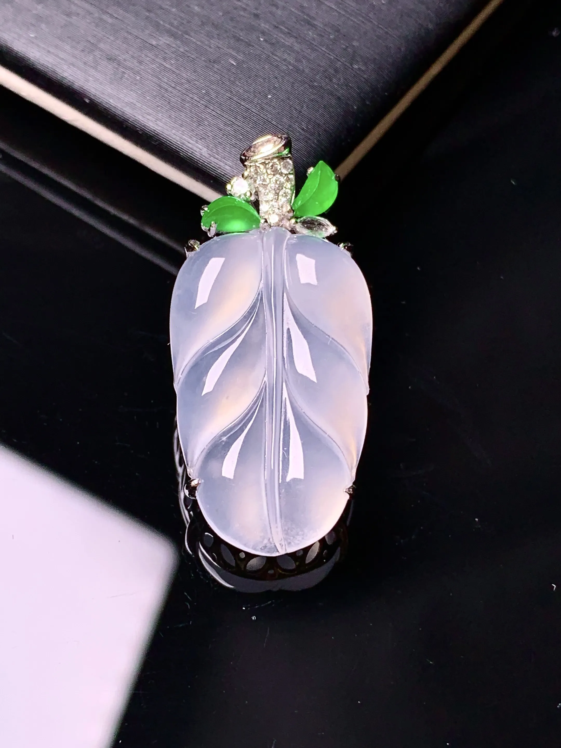 18k金钻镶嵌冰种树叶吊坠 玉质细腻 色泽清新艳丽 整体尺寸30.5*14.5*6.5
