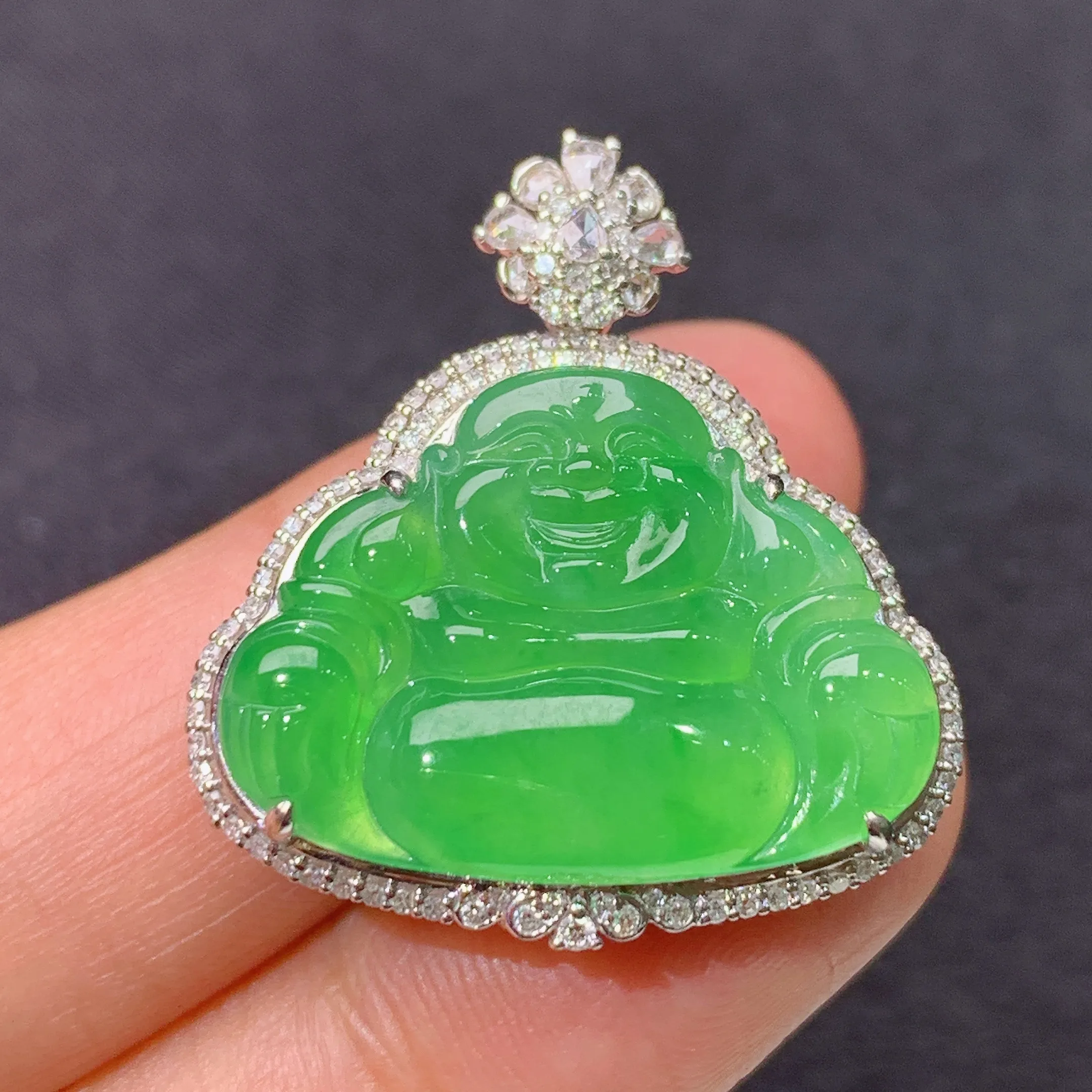 冰阳绿笑佛吊坠，18k金镶嵌，冰润色阳，品相好，种水足，整体尺寸27.9*26.1*8.9