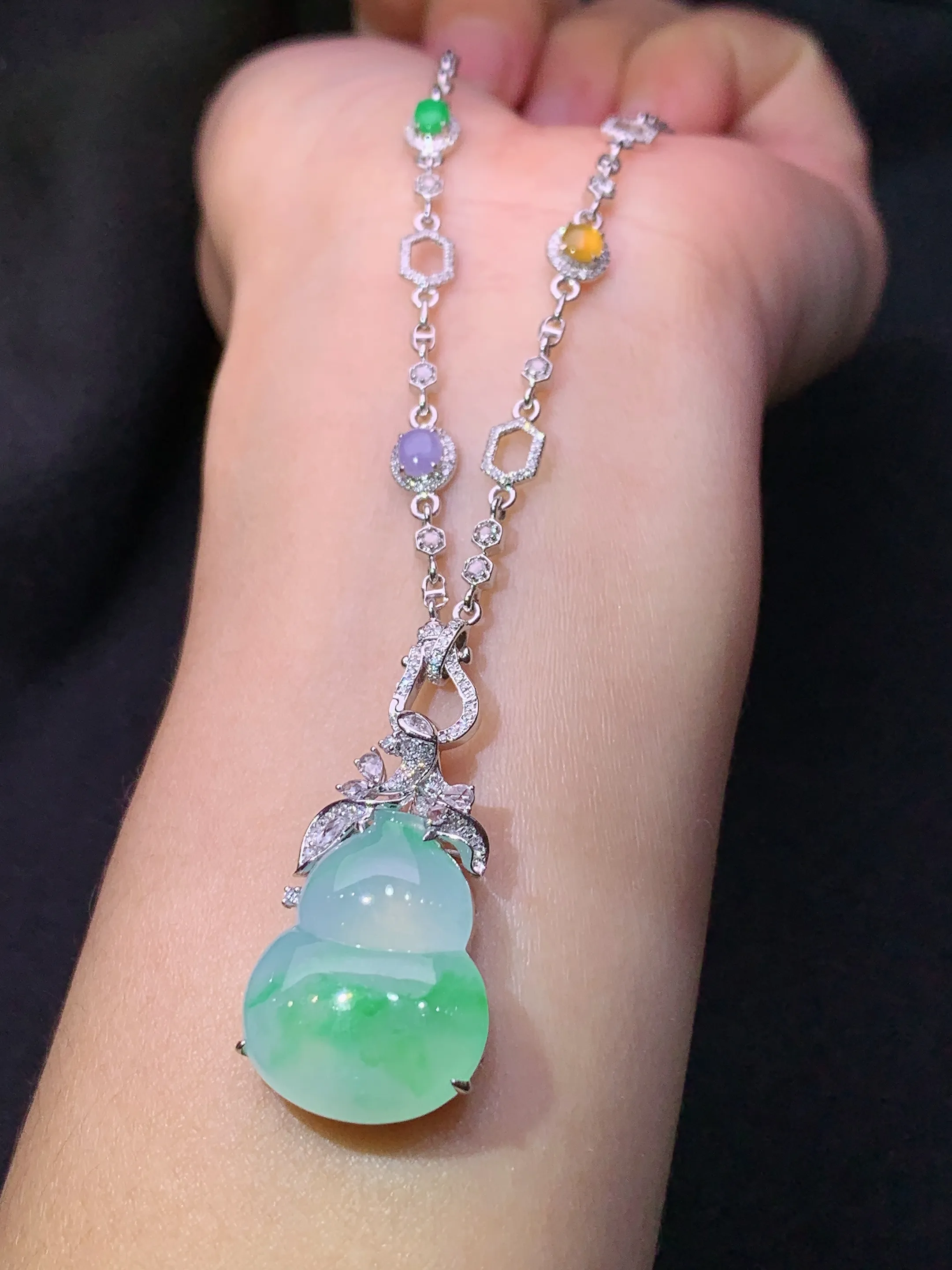 冰飘绿葫芦项链吊坠两用款  18k金镶嵌，款式新颖，冰润细腻，种水足，整体尺寸31.4*19*9.5