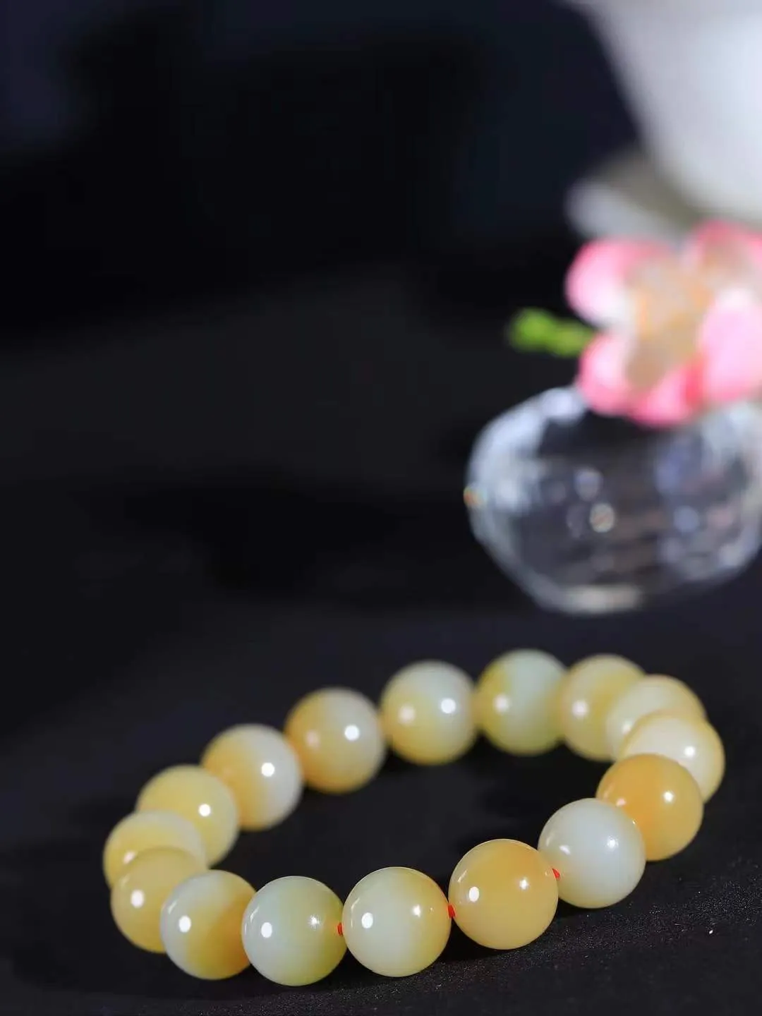 【珠圆玉润.手串】

精品和田玉糖白玉珠圆玉润手串 玉质温润细腻  整串打磨圆润，佩戴舒适。珠珠落玉