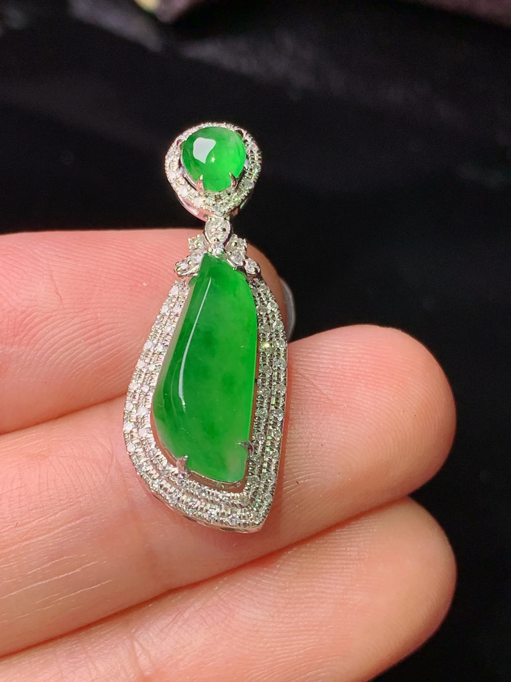 18k金钻镶嵌满绿随形吊坠 玉质细腻 色泽清新艳丽 整体尺寸28.5*10.6*8