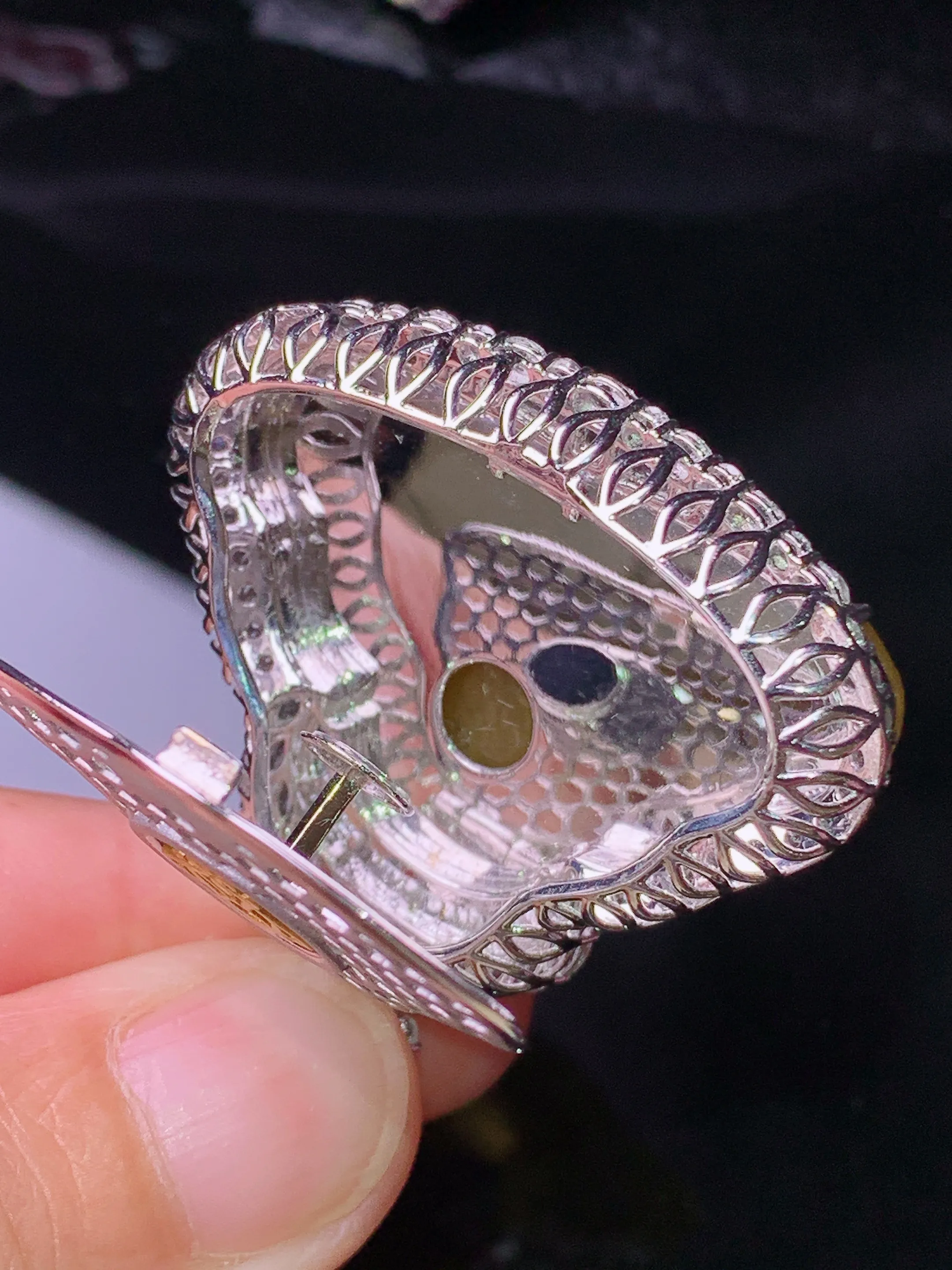 18k金钻镶嵌黄翡佛公吊坠 玉质细腻 色泽清新艳丽 整体尺寸38.6*37.7*14