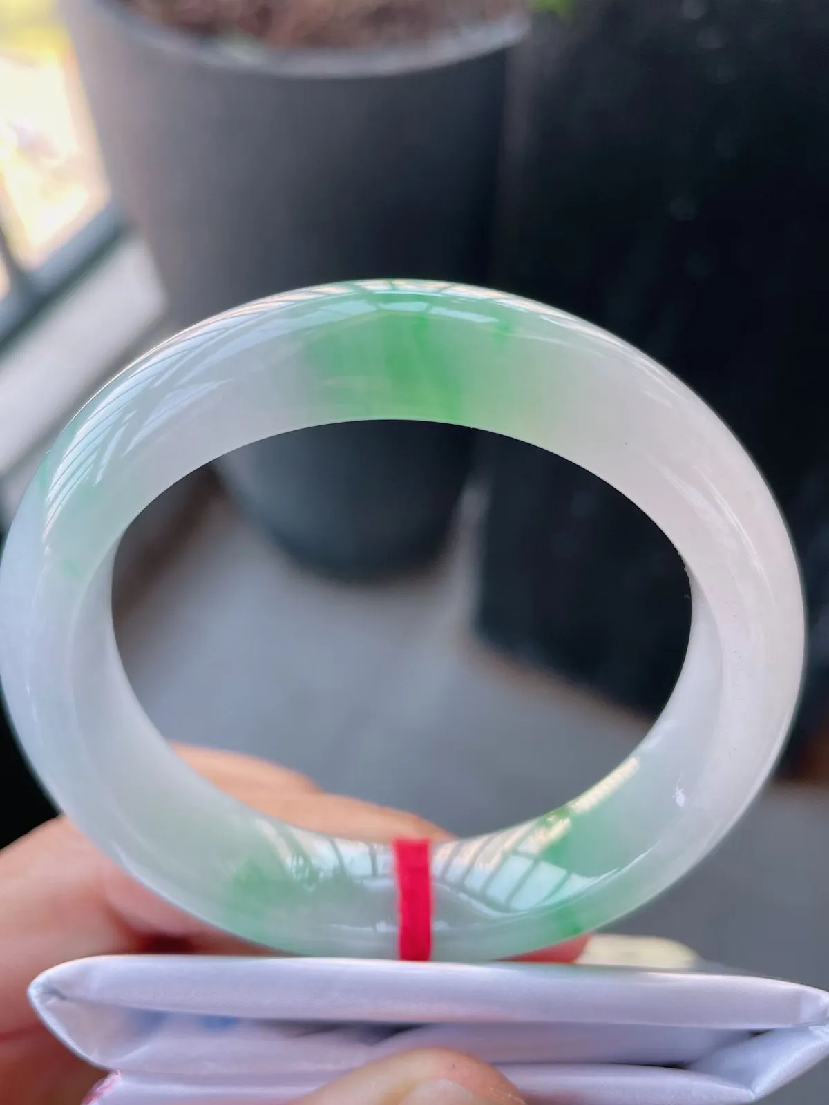 【翡翠名称】老种冰飘绿52正圈口翡翠手镯
【翡翠尺寸】52-13-8.8mm适合51-53正圈口佩戴  宝贝是自然光实拍哈
【翡翠描述】缅甸天然翡翠A货，种老水足，玉质细腻，色泽靓丽，性价比高，佩戴效果好！