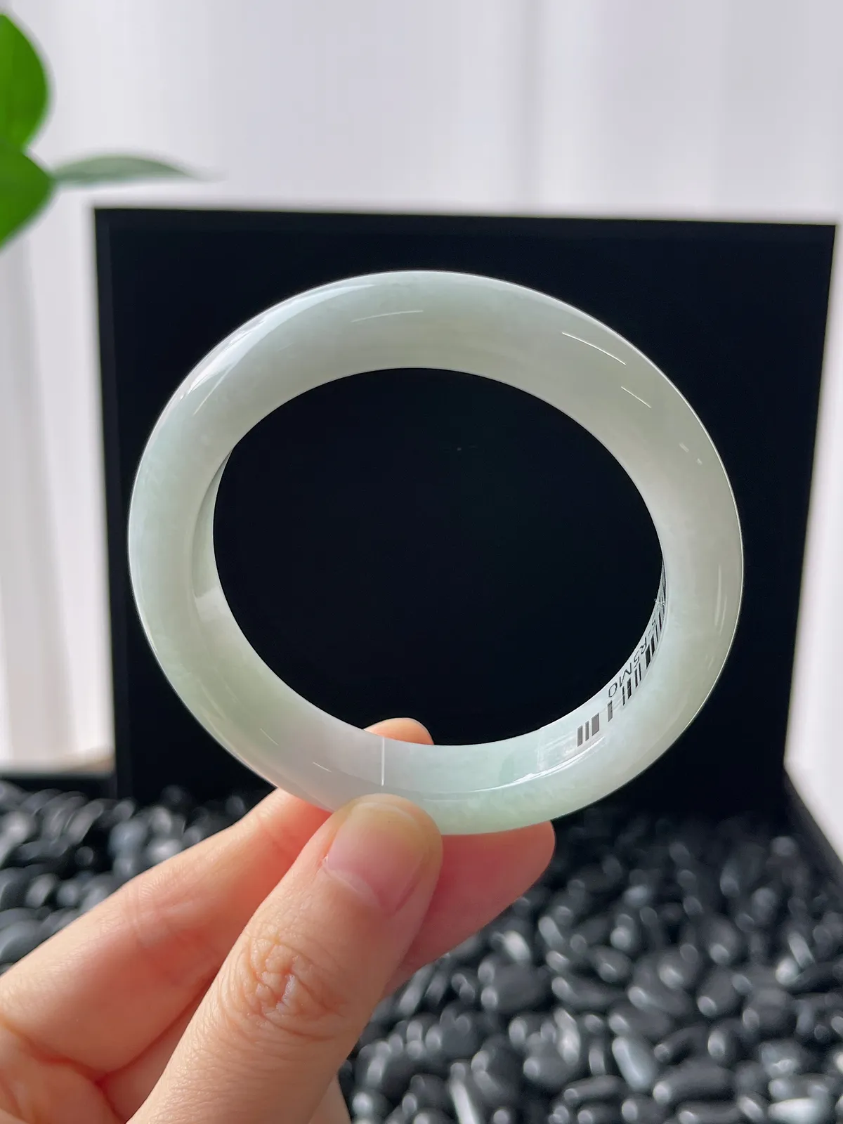 正圈51.7圈口，翡翠糯化种淡绿色手镯